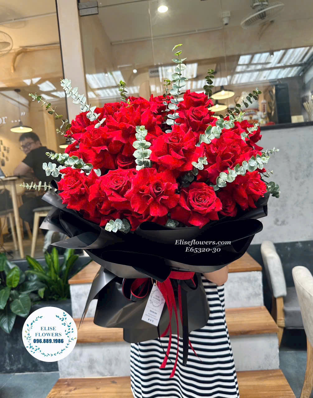 Dịch vụ đặt hoa hồng đỏ tặng bạn gái. Giao hoa hồng đỏ đẹp ở Hà Nội