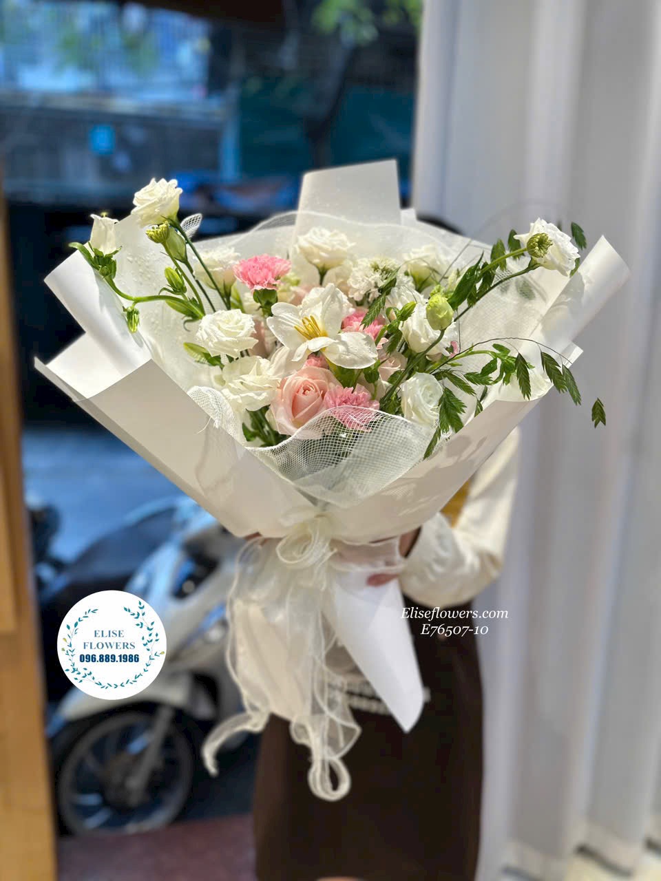 Bó hoa tone trắng tinh khôi tặng vợ. Hoa kỉ niệm ngày cưới đẹp tại Hà Nội