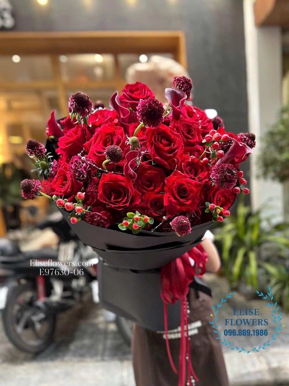 Mua bó hoa đỏ tặng người yêu ở Cầu Giấy, Hà Nội. Shop hoa tươi Eliseflowers