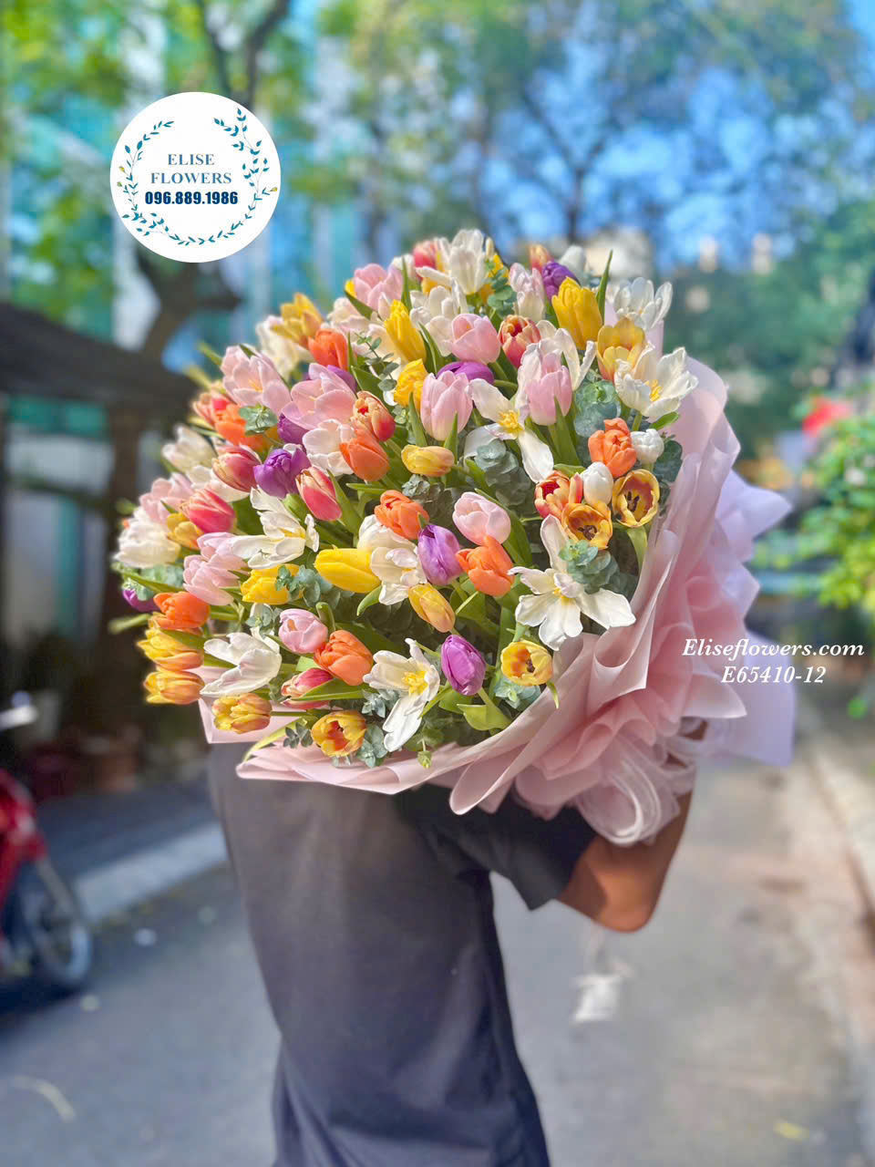 Dịch vụ đặt bó hoa Tulip tặng bạn gái. Giao hoa tulip tặng bạn gái tại Hà Nội