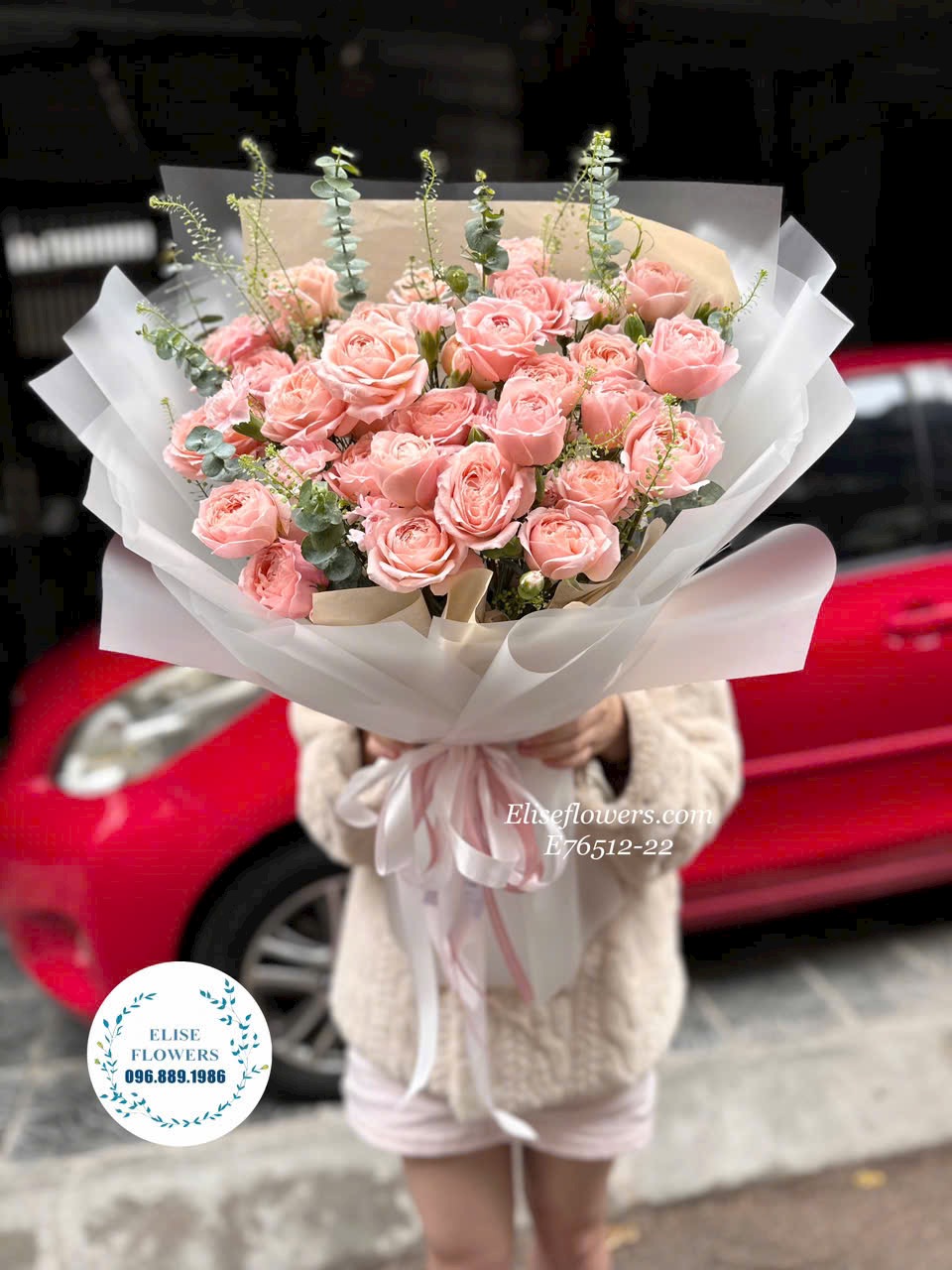 Mua bó hoa xin lỗi người yêu ở Thanh Trì, Hà Nội.