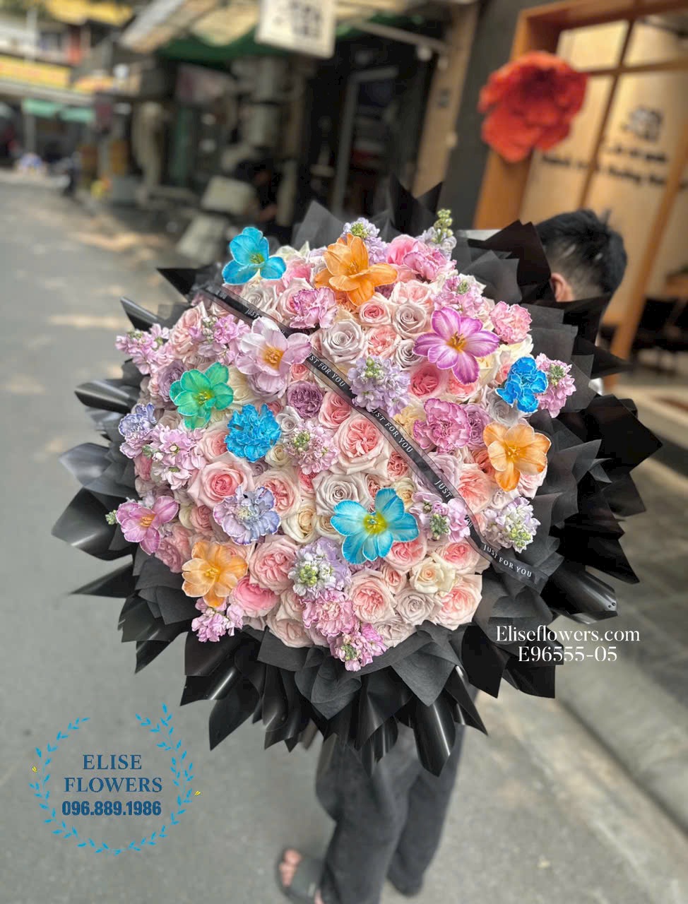 Mua bó hoa hồng Ohara khổng lồ cầu hôn, tỏ tình người thương