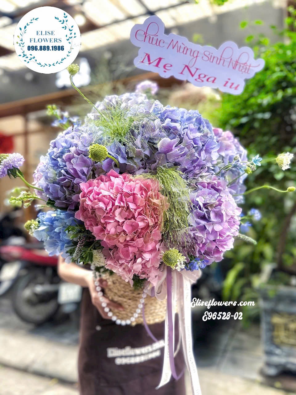 Giỏ cẩm tú cầu mix hồng tím chúc sinh nhật mẹ yêu. Shop hoa tươi Eliseflowers