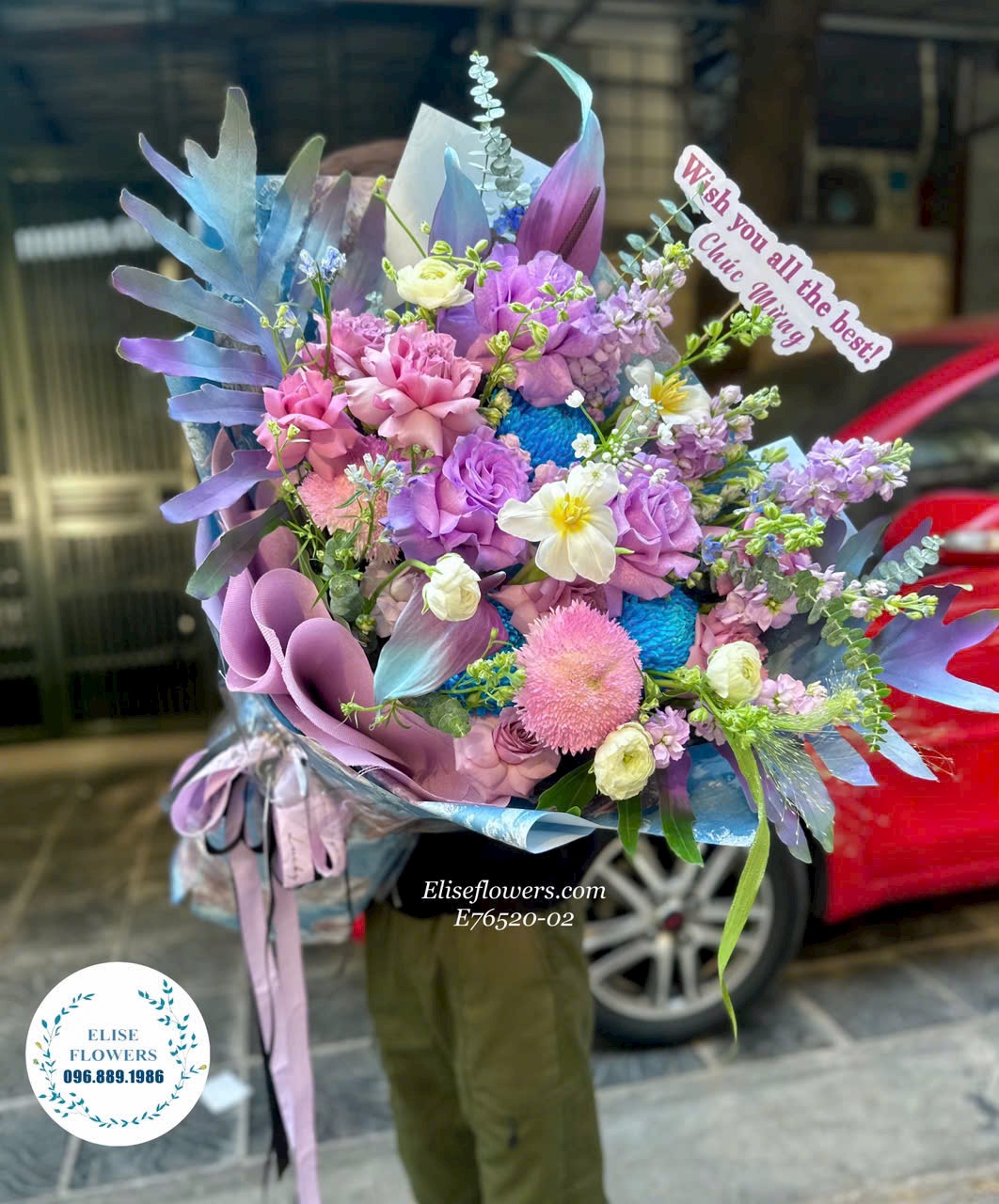 Bó hoa chúc mừng sếp nữ tại Tây Hồ. Shop hoa uy tín hàng đầu Hà Nội.