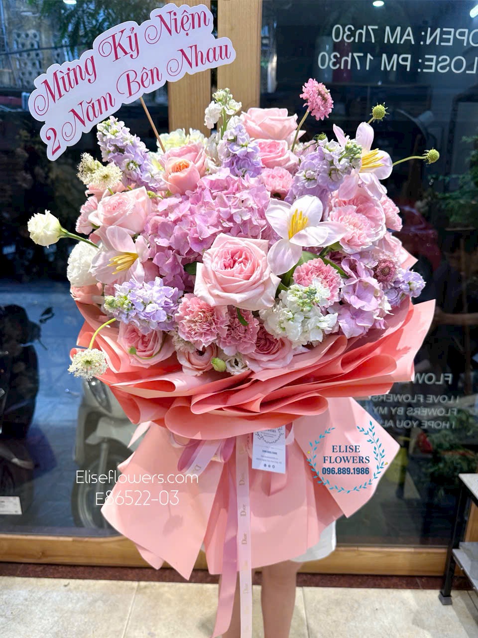 Mua bó hoa tone hồng nhẹ nhàng, ngọt ngào chúc mừng kỷ niệm bên nhau. Shop hoa tơi Eliseflowers