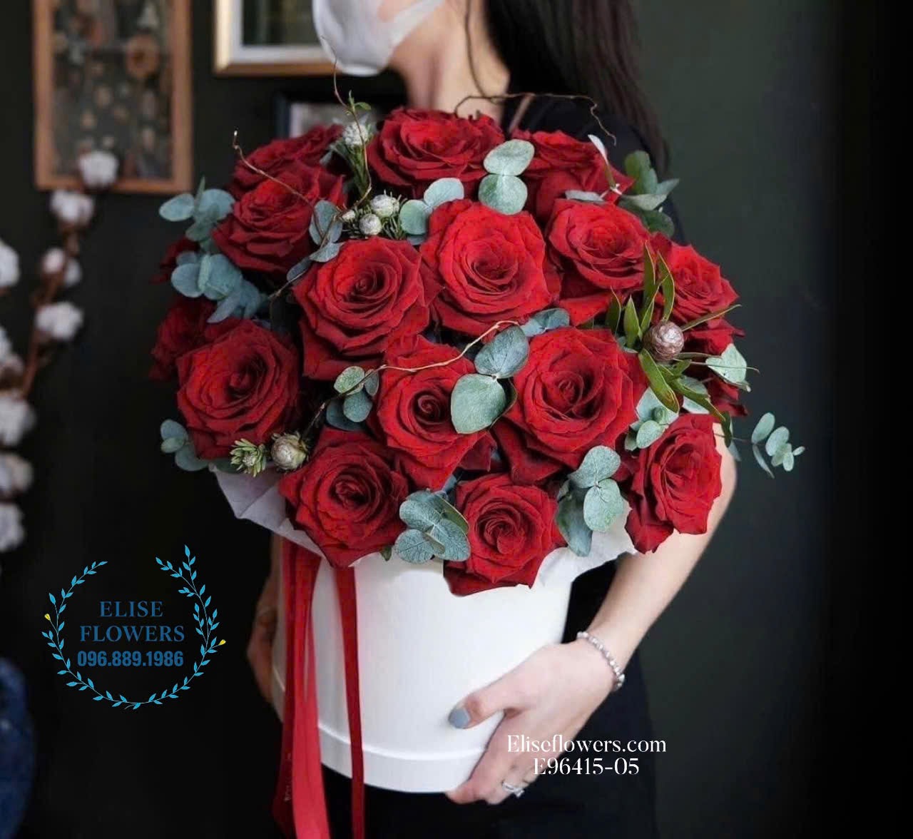 Mua hộp hoa hồng đỏ tình yêu ở Hà Nội. Địa chỉ mua hoa uy tín, chất lượng hàng đầu Hà Nội - Eliseflowers