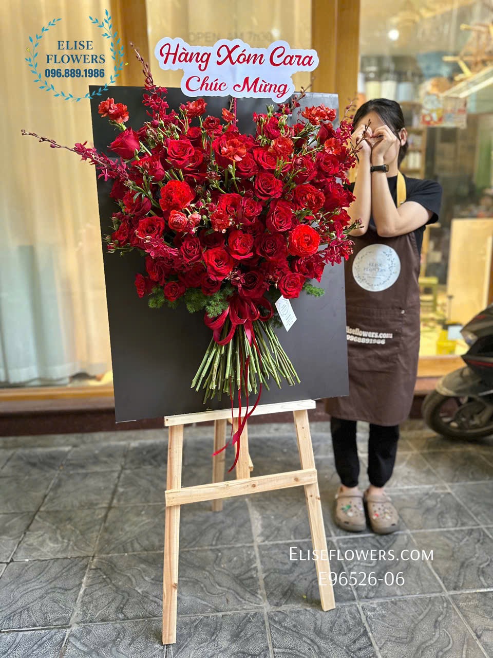 Đặt Online kệ hoa hiện đại mừng kỉ niệm ngày cưới. Dịch vụ giao hoa nhanh chóng chỉ từ 1-2h
