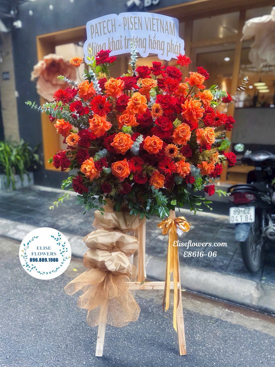 Hoa khai trương Hà Nội. Kệ hoa khai trương tone đỏ cam rực rỡ