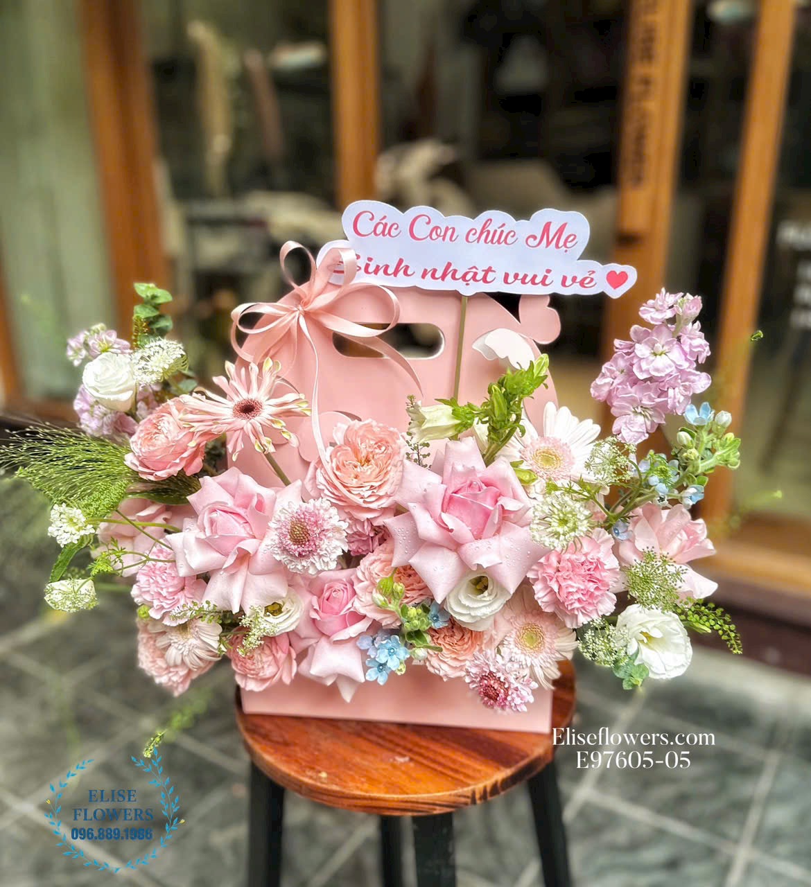 Mua lẵng hoa nhỏ nhắn, thanh lịch tặng sinh nhật mẹ ở Hoàn Kiếm. Shop hoa Eliseflowers