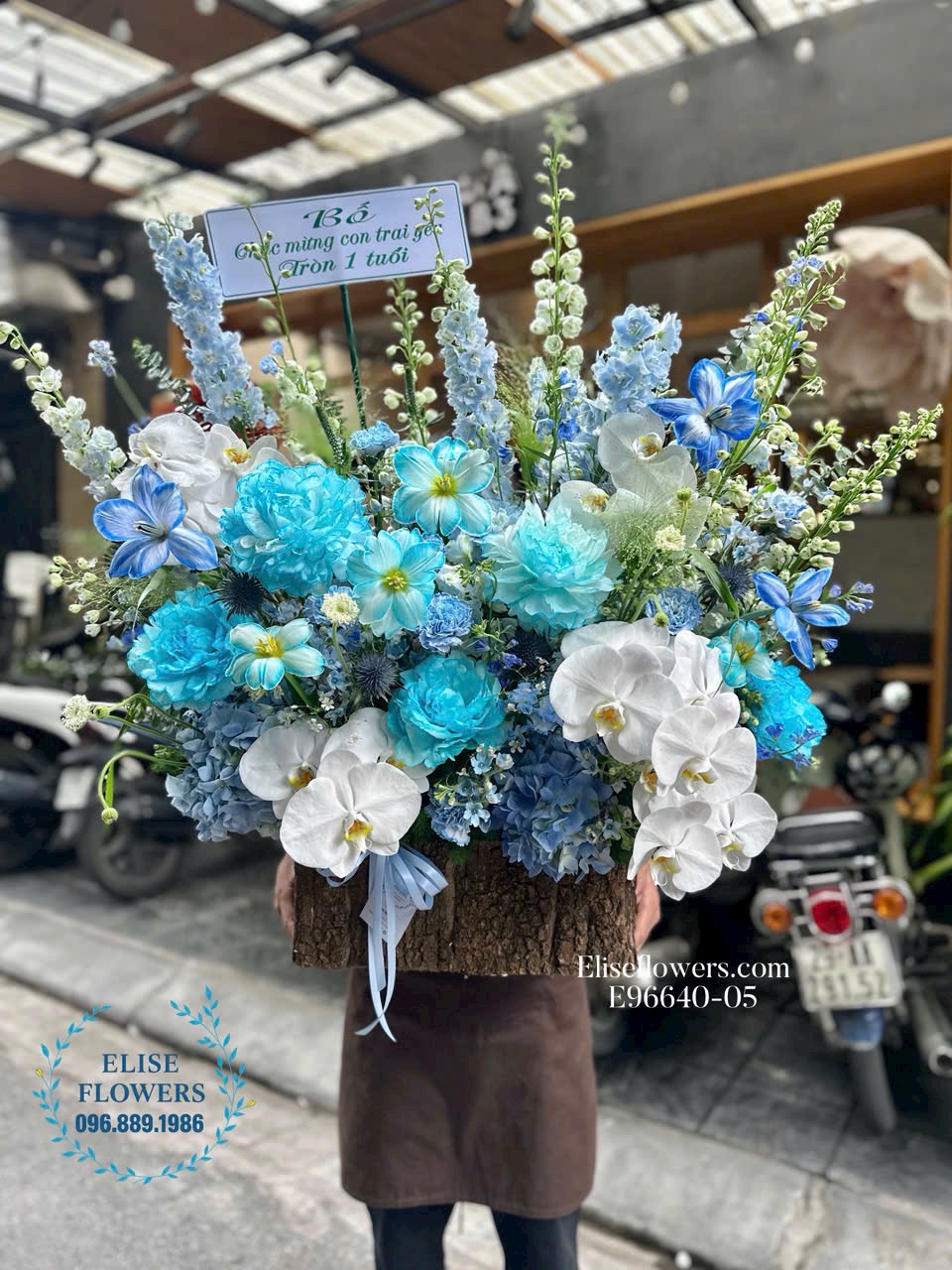Đặt mua lẵng hoa nhập khẩu chúc mừng Sếp nam. Dịch vụ giao hoa tận nơi, nhanh chóng, đúng giờ
