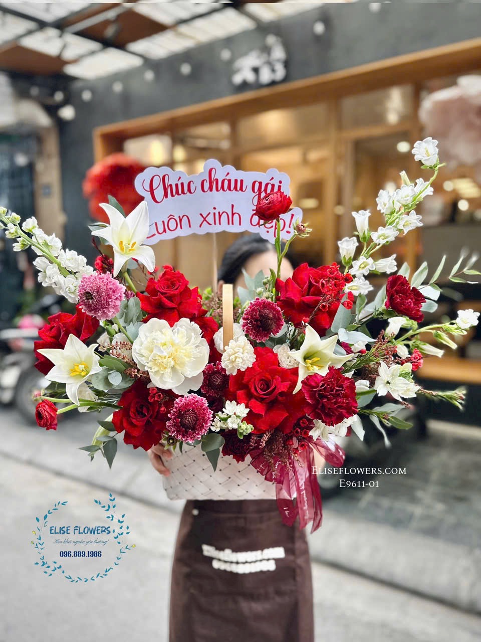 Mua lẵng hoa chúc mừng sinh nhật mẹ. Dịch vụ đặt mua hoa Eliseflowers.