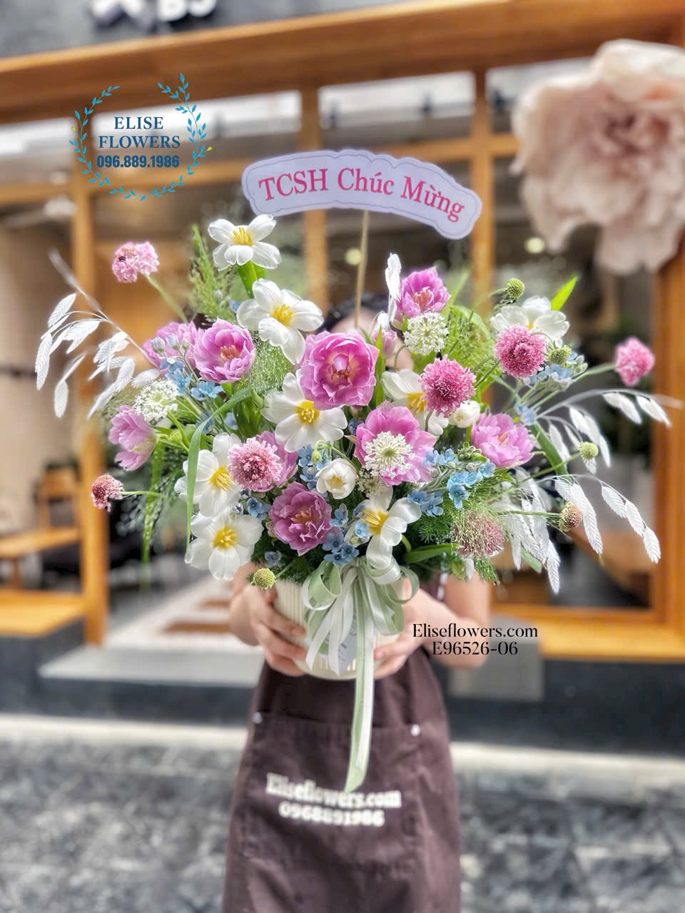 Mua lẵng hoa tulip tím kép nhập khẩu Hà Lan chúc mừng Sếp