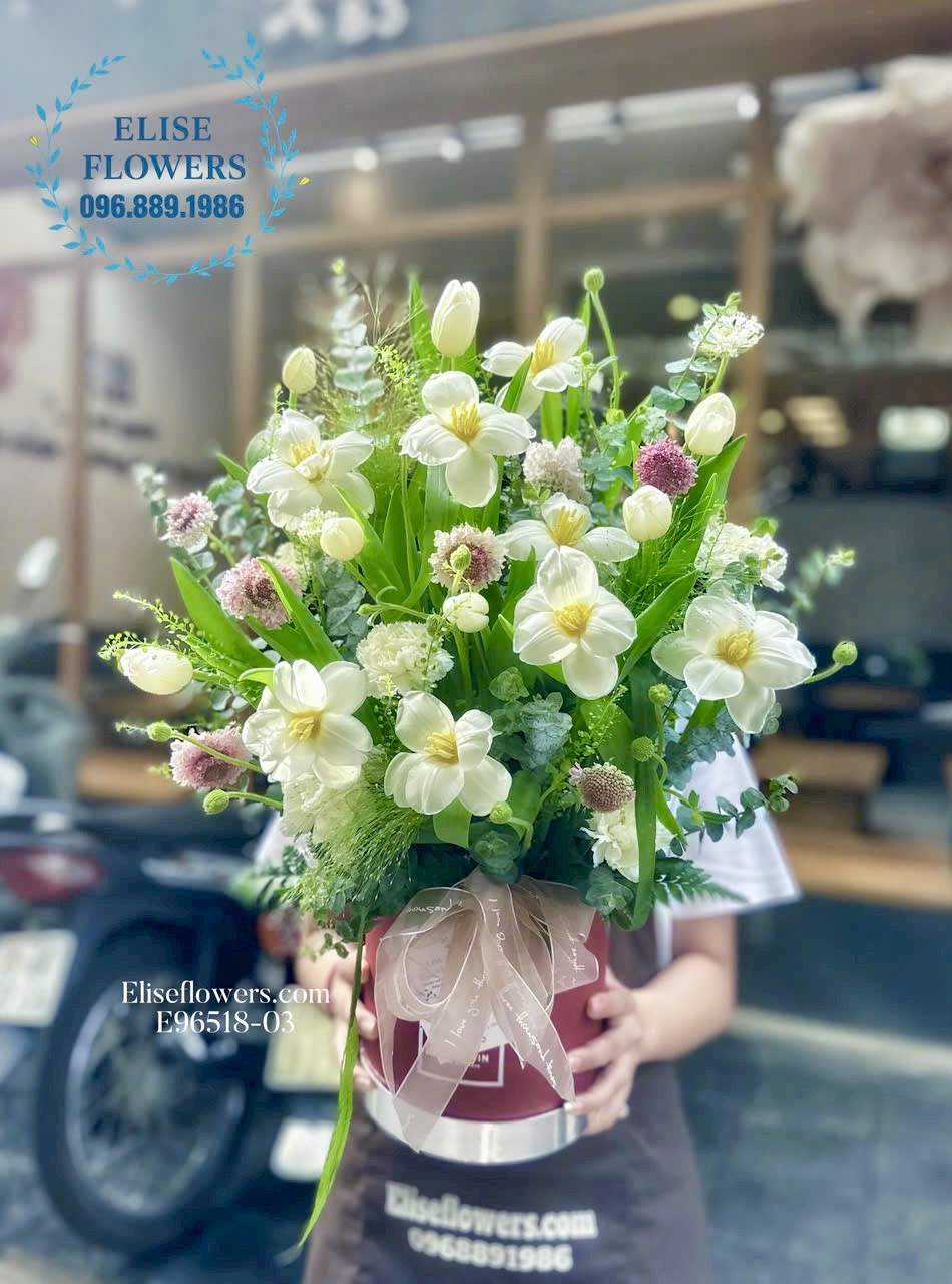 Mua lẵng hoa Tulip xinh xắn, nhẹ nhàng tặng sinh nhật mẹ yêu.