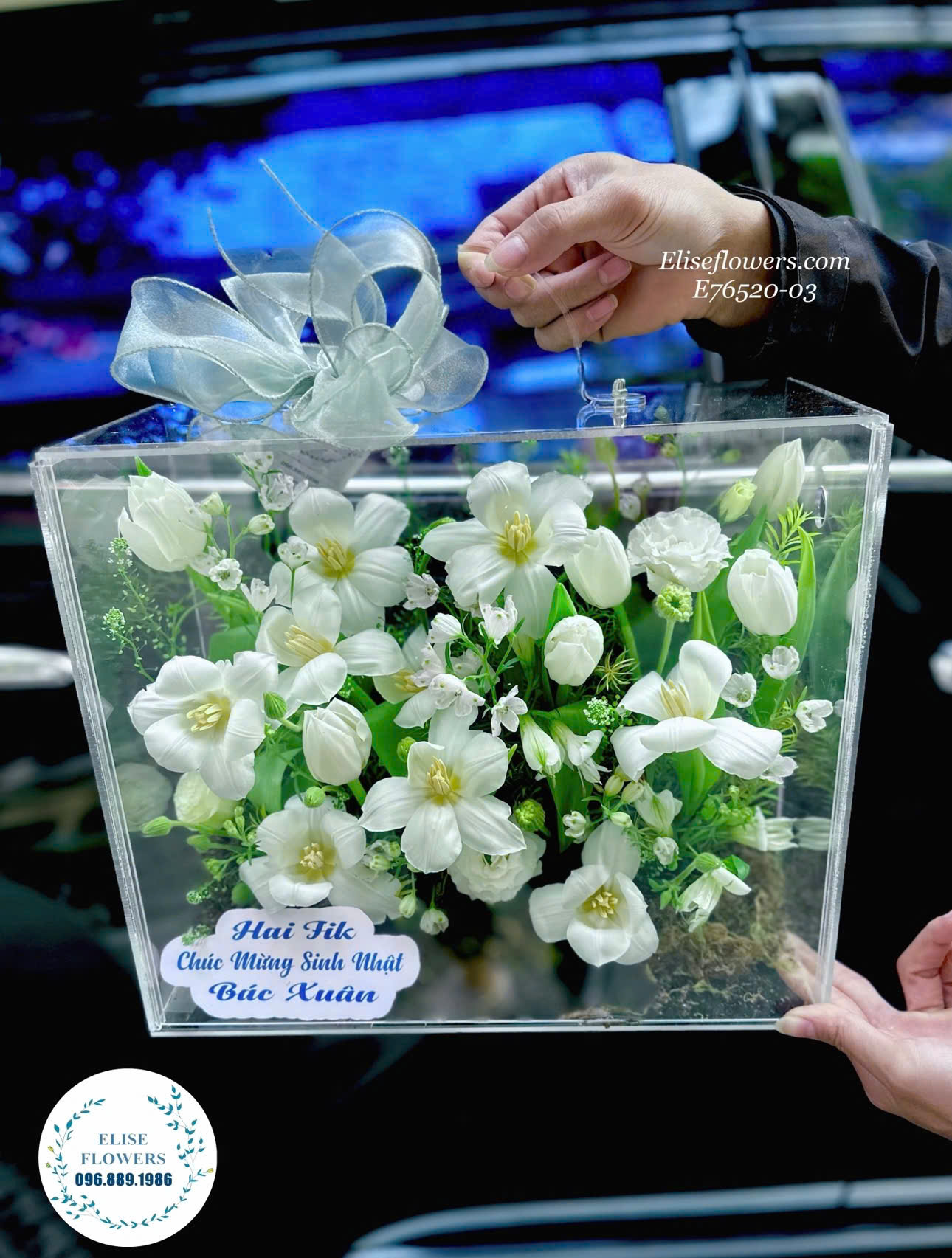 Vali mica hoa tulip trắng đẹp ở Hà Nội. Đặt mua hoa vali mica hoa tulip đẹp ở Hà Nội.