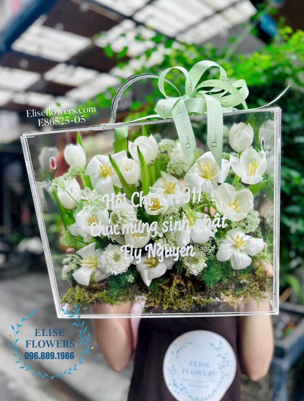 Hộp Mica hoa trong suốt nhẹ nhàng, sang trọng. Shop hoa tươi Eliseflowers