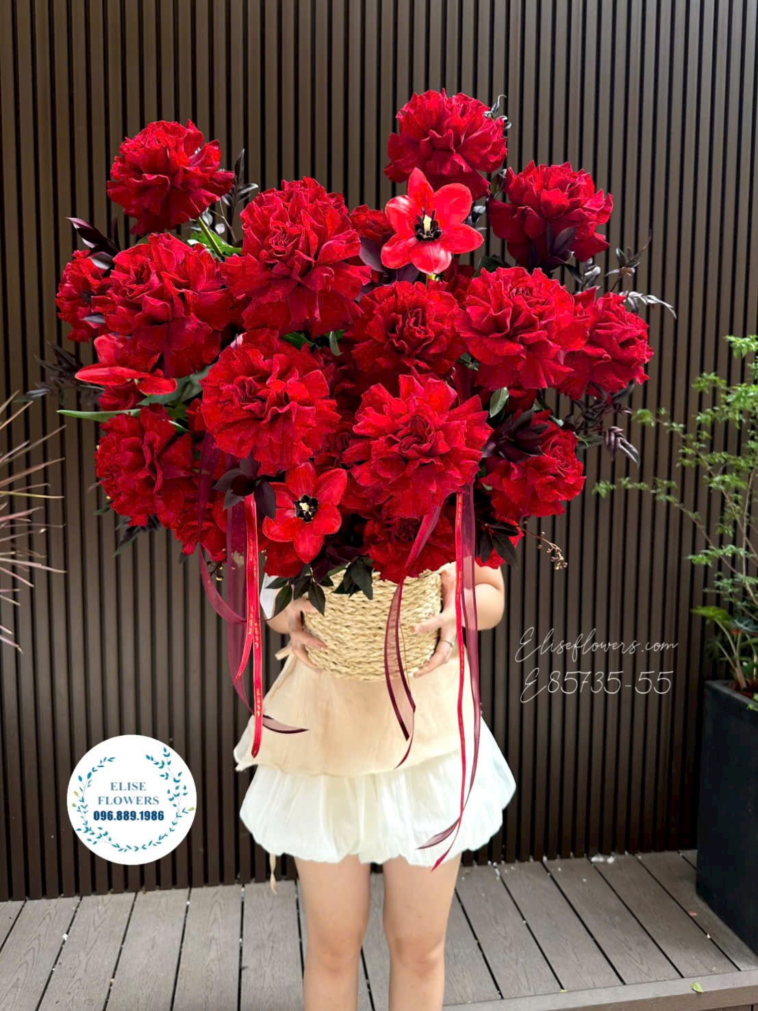 Lẵng Hoa Hồng Ecu Heart Cao Cấp Tại Eliseflowers