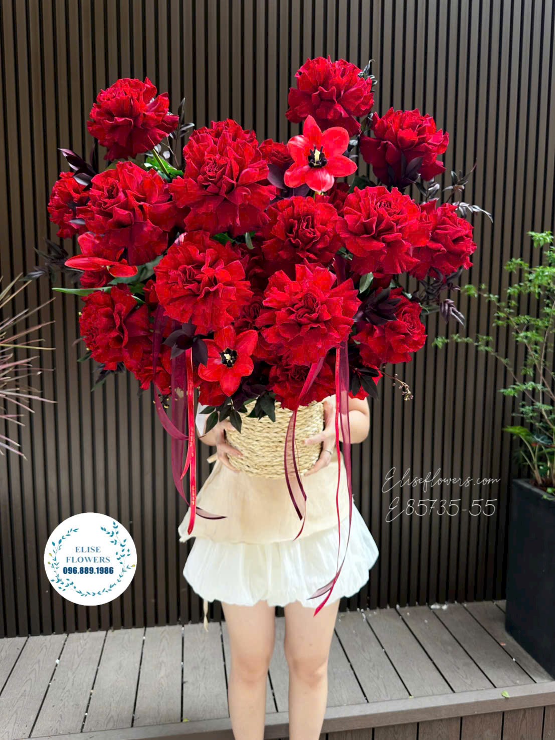 Lẵng Hoa Hồng Ecu Heart Cao Cấp Tại Eliseflowers