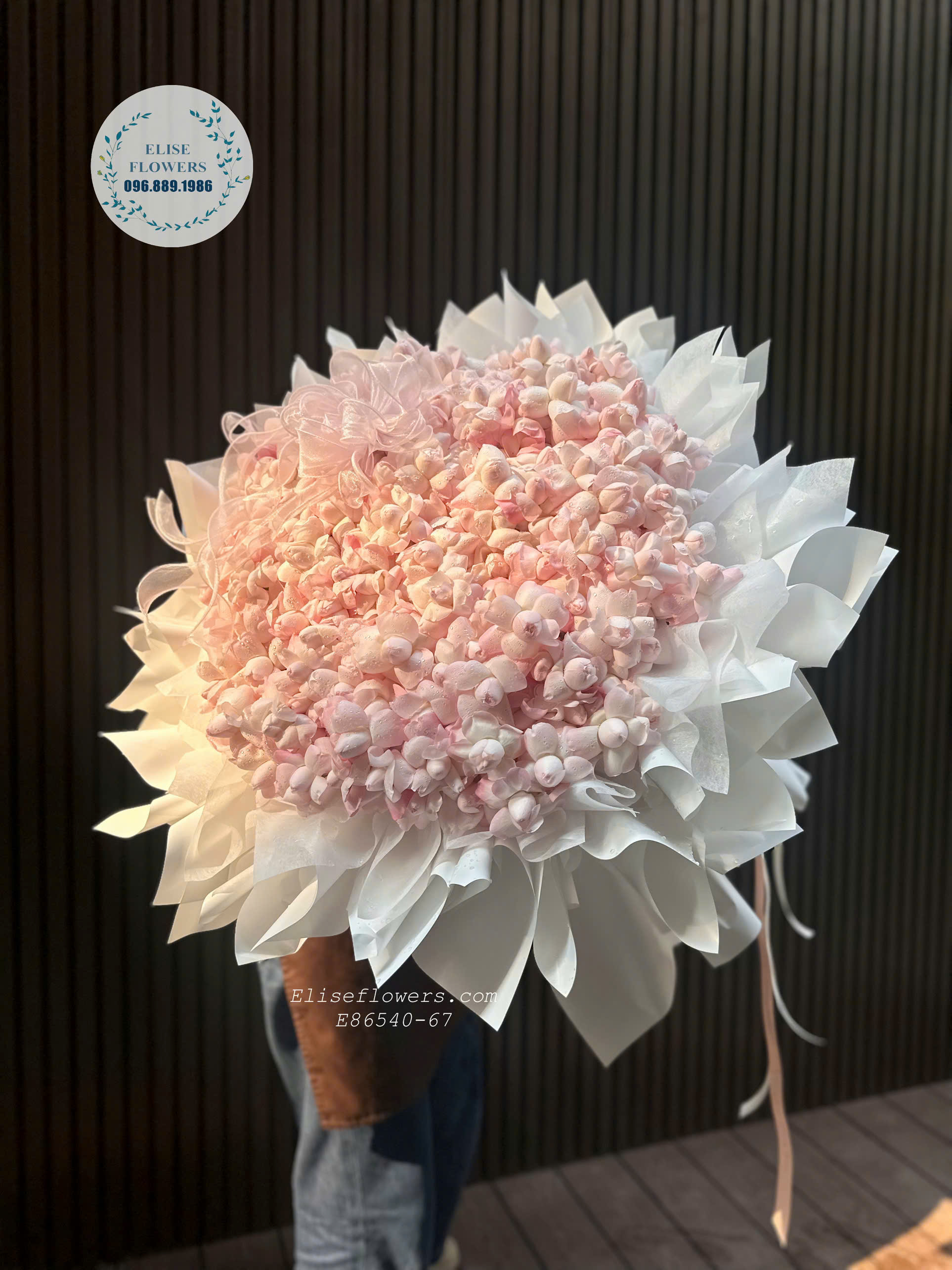Bó hoa hồng Blume cao cấp size lớn, thiết kế sang trọng, món quà hoàn hảo dành tặng vợ và người yêu.