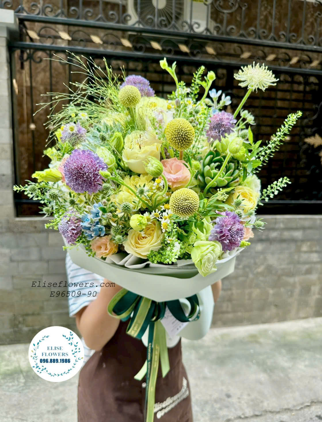 Bó Hoa Tốt Nghiệp Tone Xanh Lá Thiết Kế Sang Trọng Tại Eliseflowers