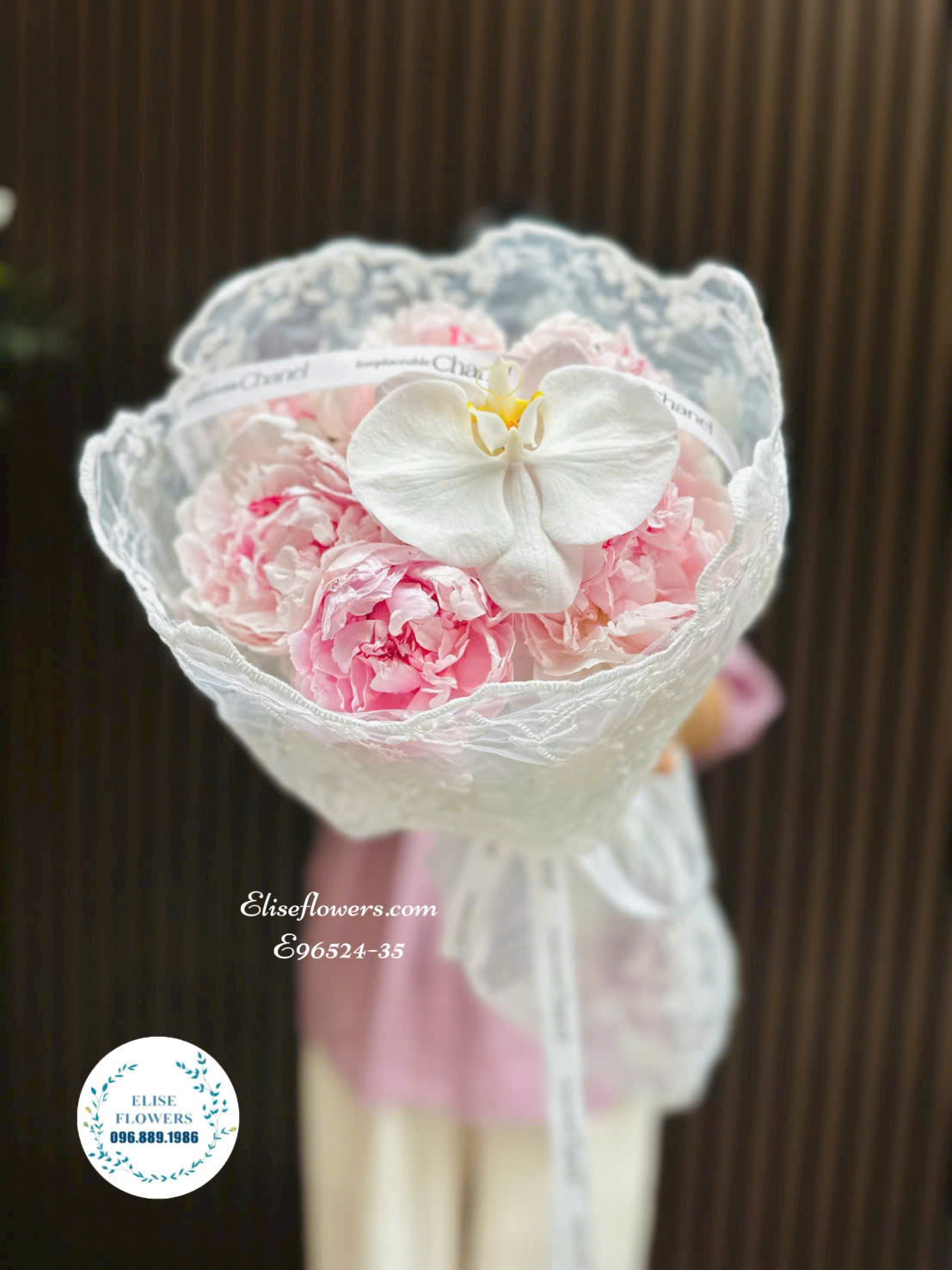 Bó hoa mẫu đơn Sarah hồng mix lan hồ điệp trắng cao cấp tặng người yêu tại Eliseflowers