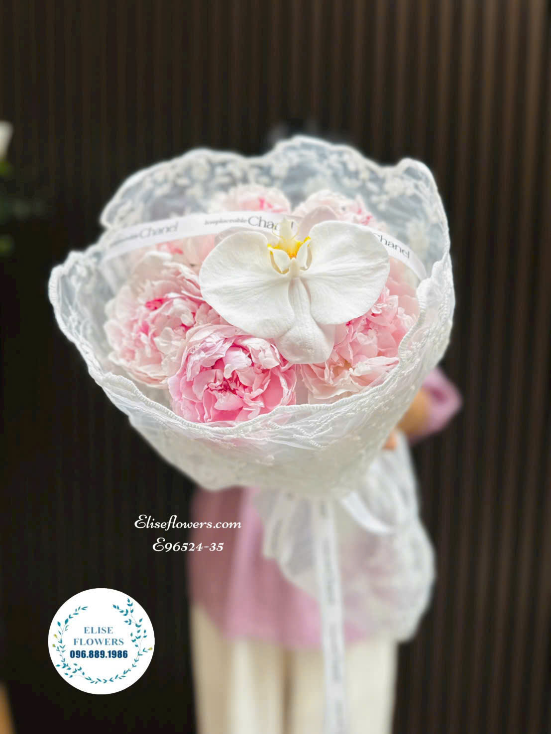 Bó hoa mẫu đơn Sarah hồng mix lan hồ điệp trắng cao cấp tặng người yêu tại Eliseflowers