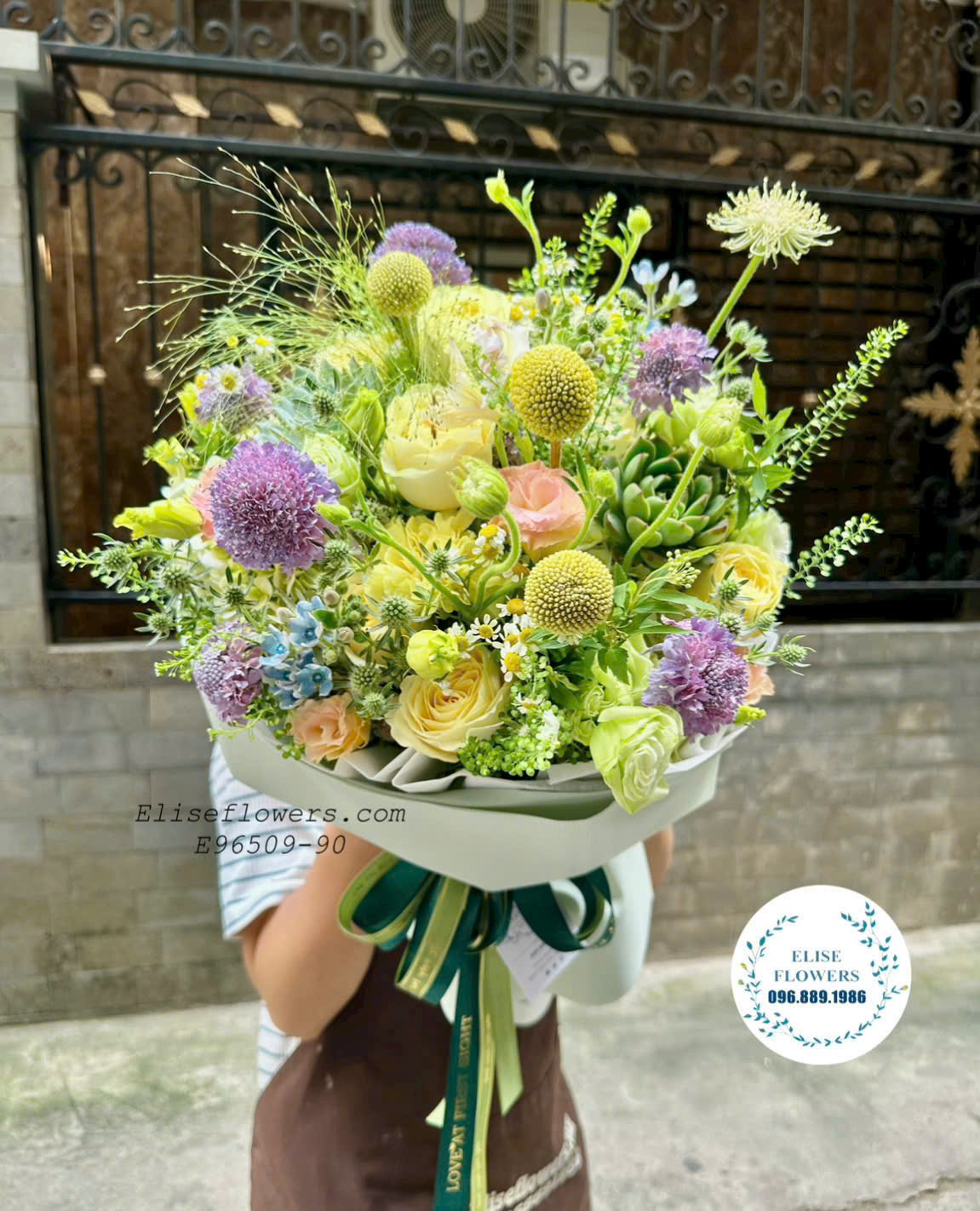 Bó Hoa Tốt Nghiệp Tone Xanh Lá Thiết Kế Sang Trọng Tại Eliseflowers