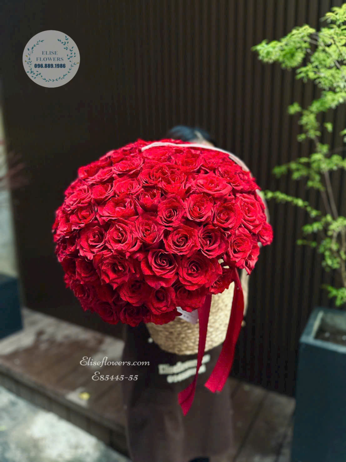 Giỏ hoa hồng Ecuador đỏ cao cấp tặng vợ kỷ niệm ngày cưới tại Elise Flowers