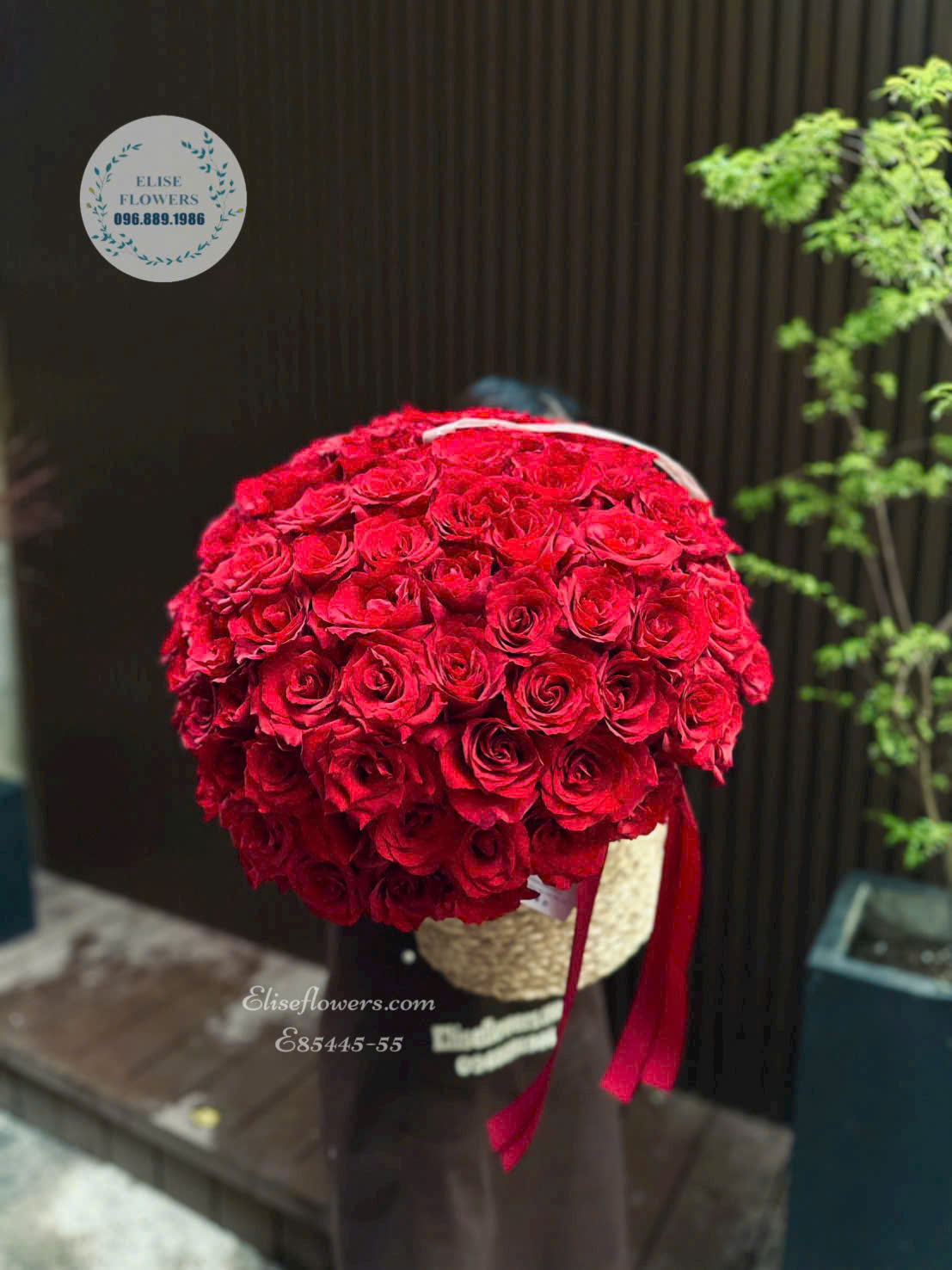 Giỏ hoa hồng Ecuador đỏ cao cấp tặng vợ kỷ niệm ngày cưới tại Elise Flowers