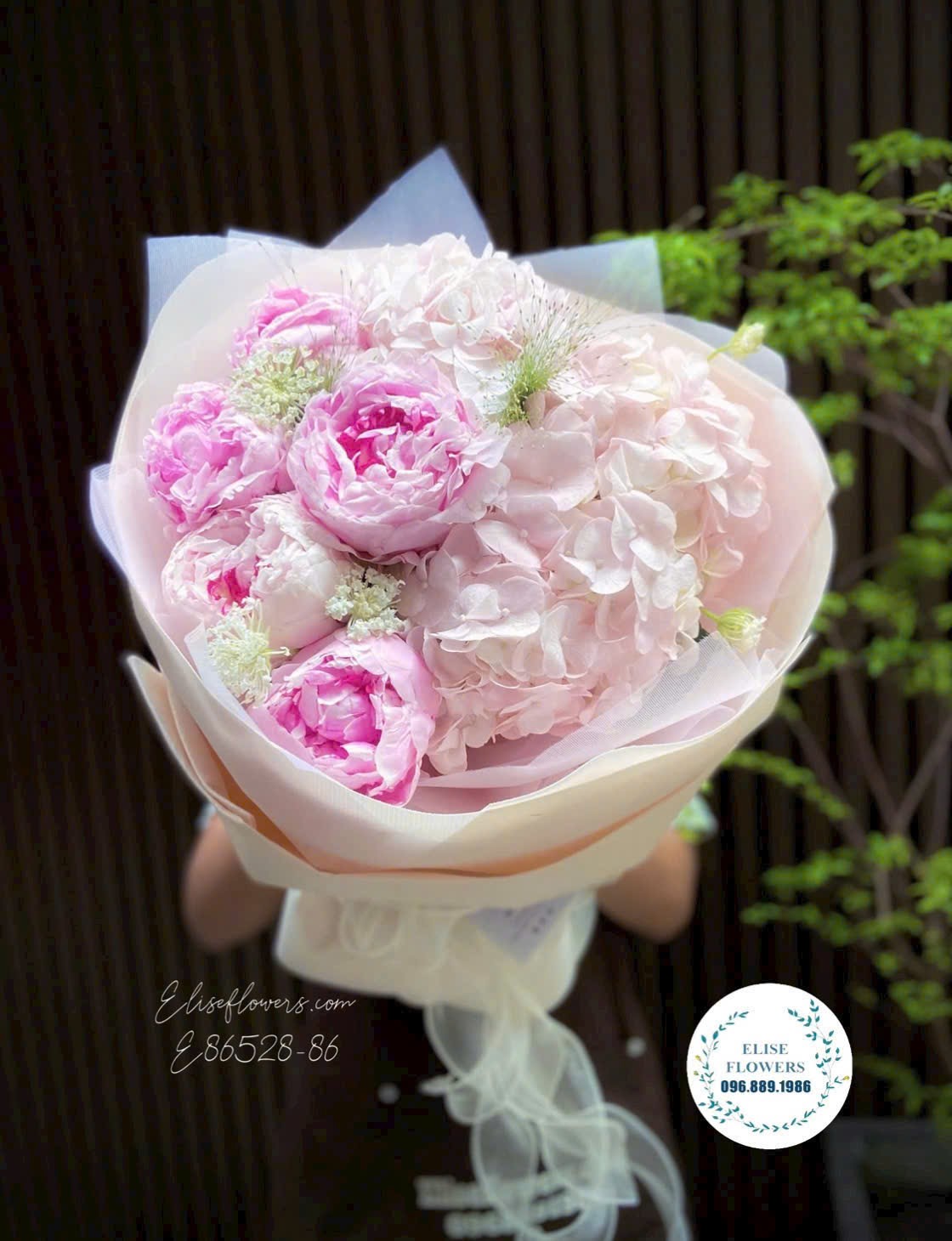 Bó hoa nhập khẩu cao cấp tặng người yêu tại Eliseflowers Cầu Giấy