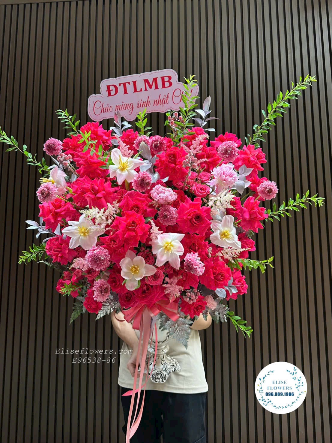 Bình Hoa Hồng Pink Floy – Biểu Tượng Của Sự Quý Phái Và Quyền Lực