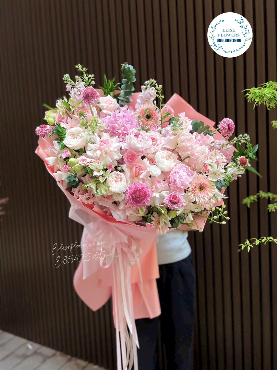 Bó hoa nhập khẩu tone hồng cỡ lớn tặng bạn gái tại Eliseflowers