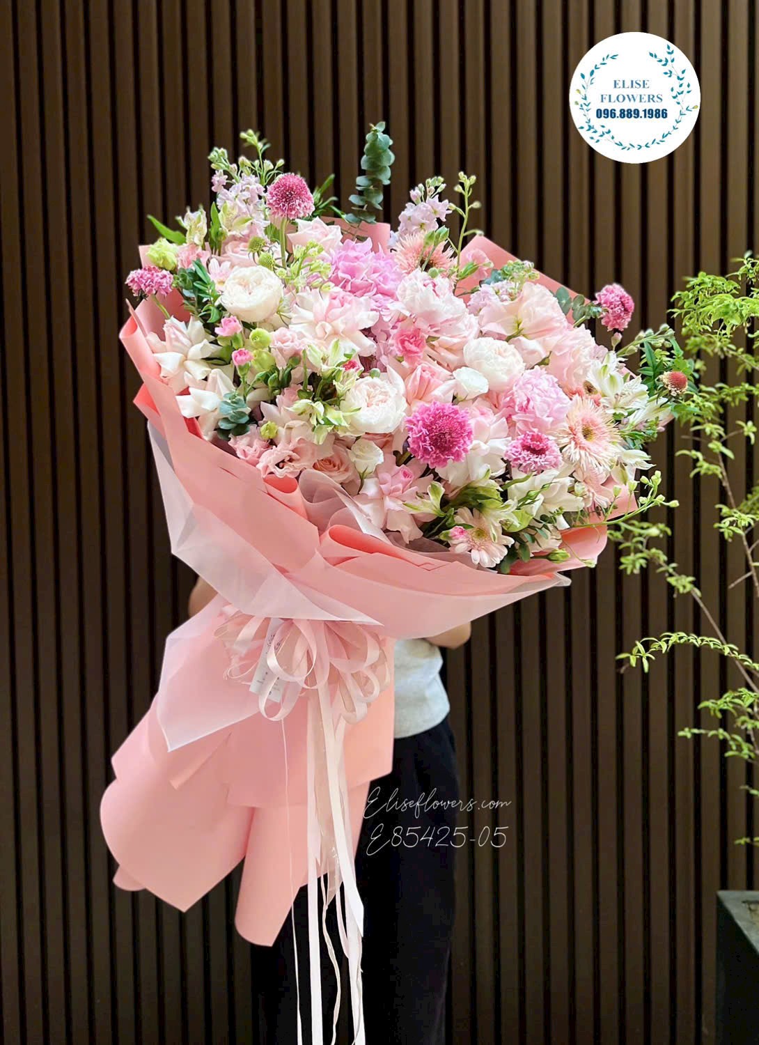 Bó hoa nhập khẩu tone hồng cỡ lớn tặng vợ yêu tại Eliseflowers