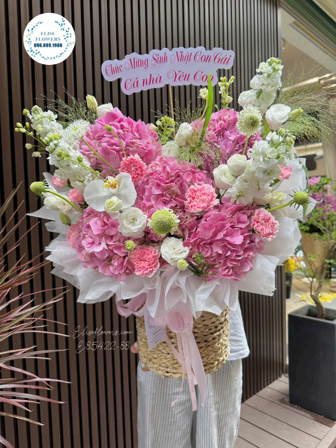 Giỏ hoa cẩm tú cầu hồng mix hoa phụ nhập khẩu cao cấp tại Eliseflowers