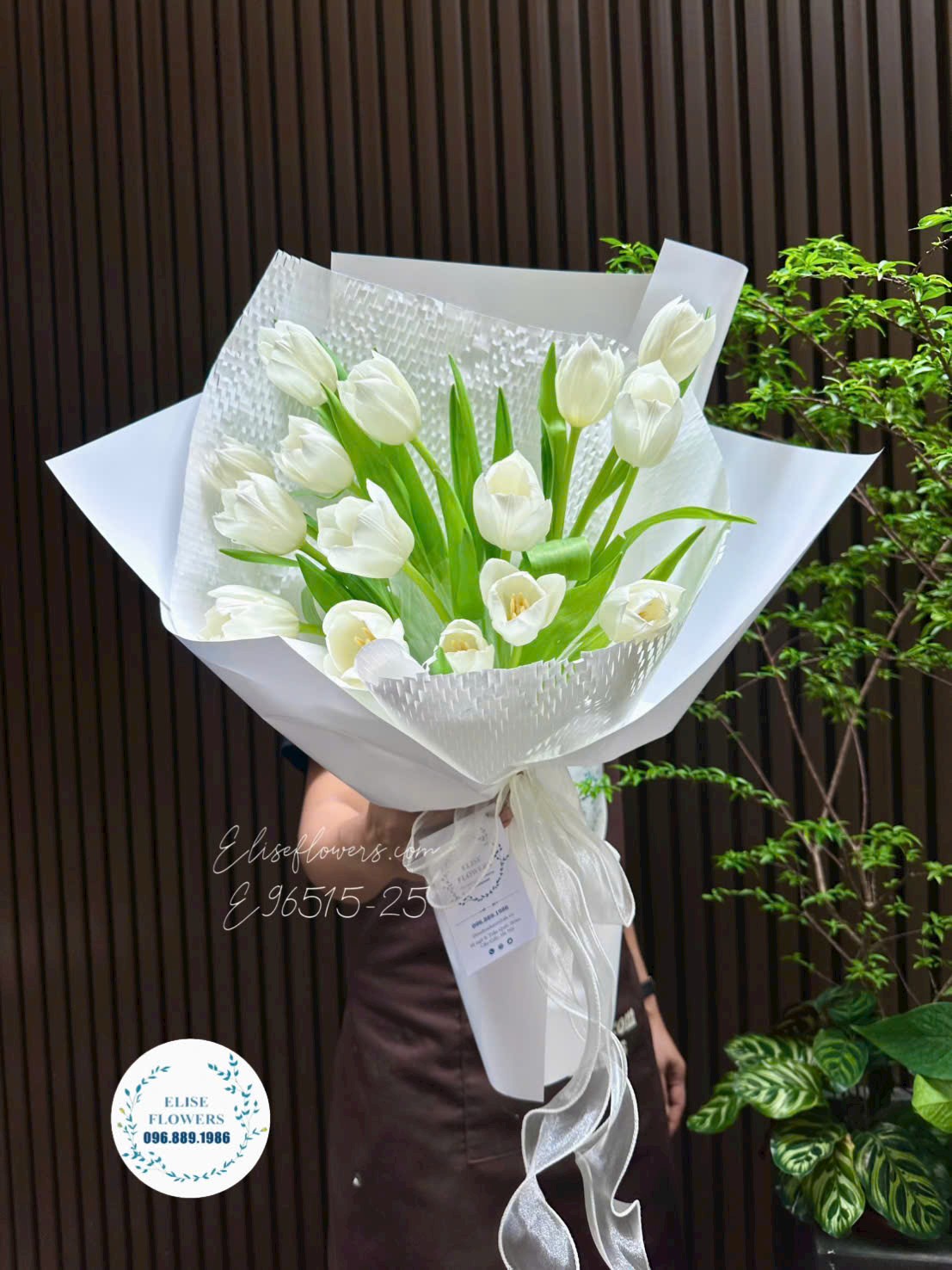Bó hoa tulip trắng nhập khẩu Hà Lan tặng tốt nghiệp bạn thân tại Eliseflowers