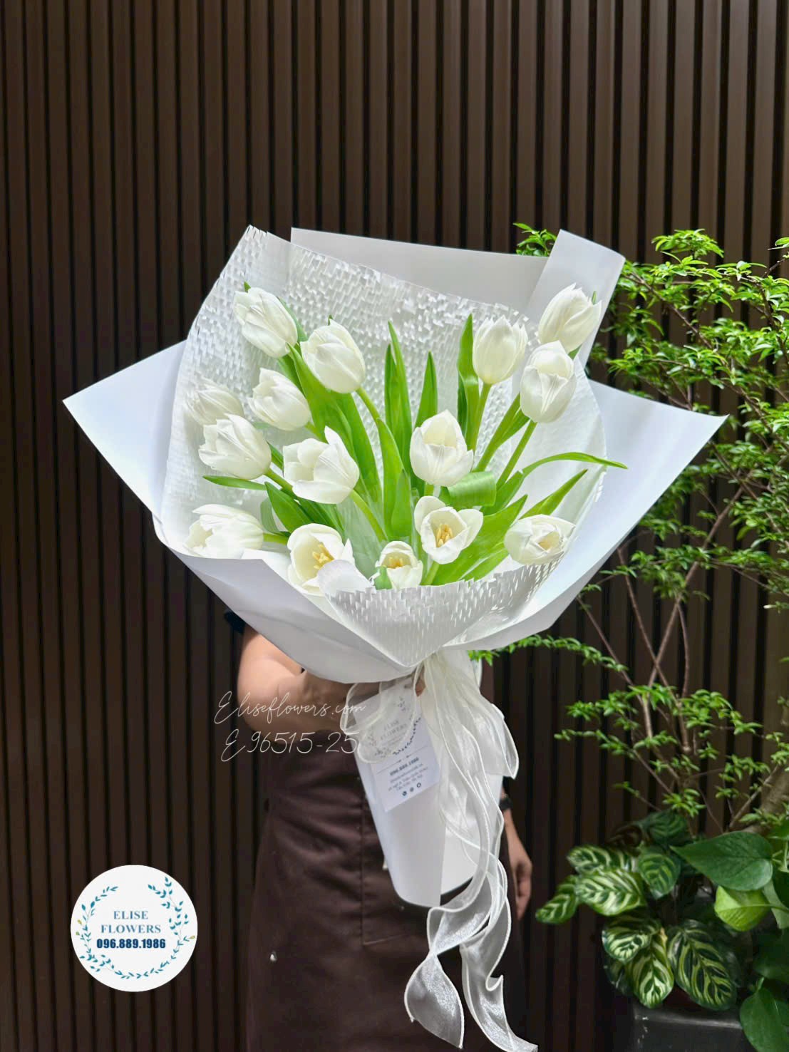 Mẫu bó hoa tulip trắng 15 bông cao cấp tặng tốt nghiệp tại Eliseflowers