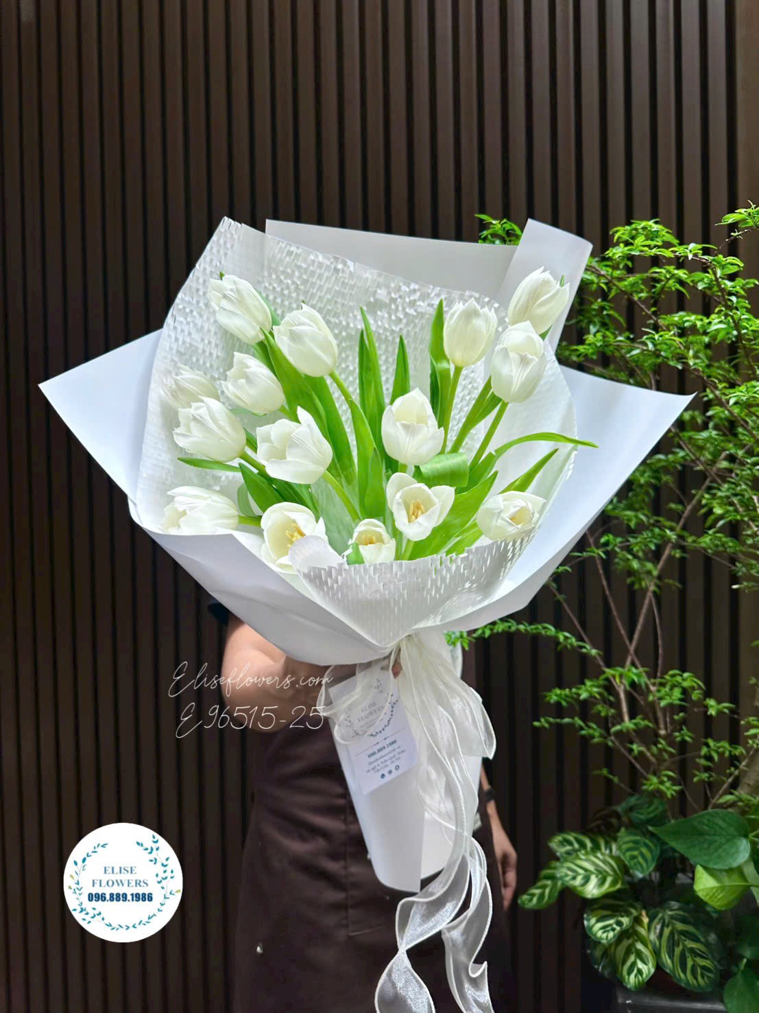 Bó hoa tulip trắng nhập khẩu Hà Lan tặng tốt nghiệp tại Eliseflowers