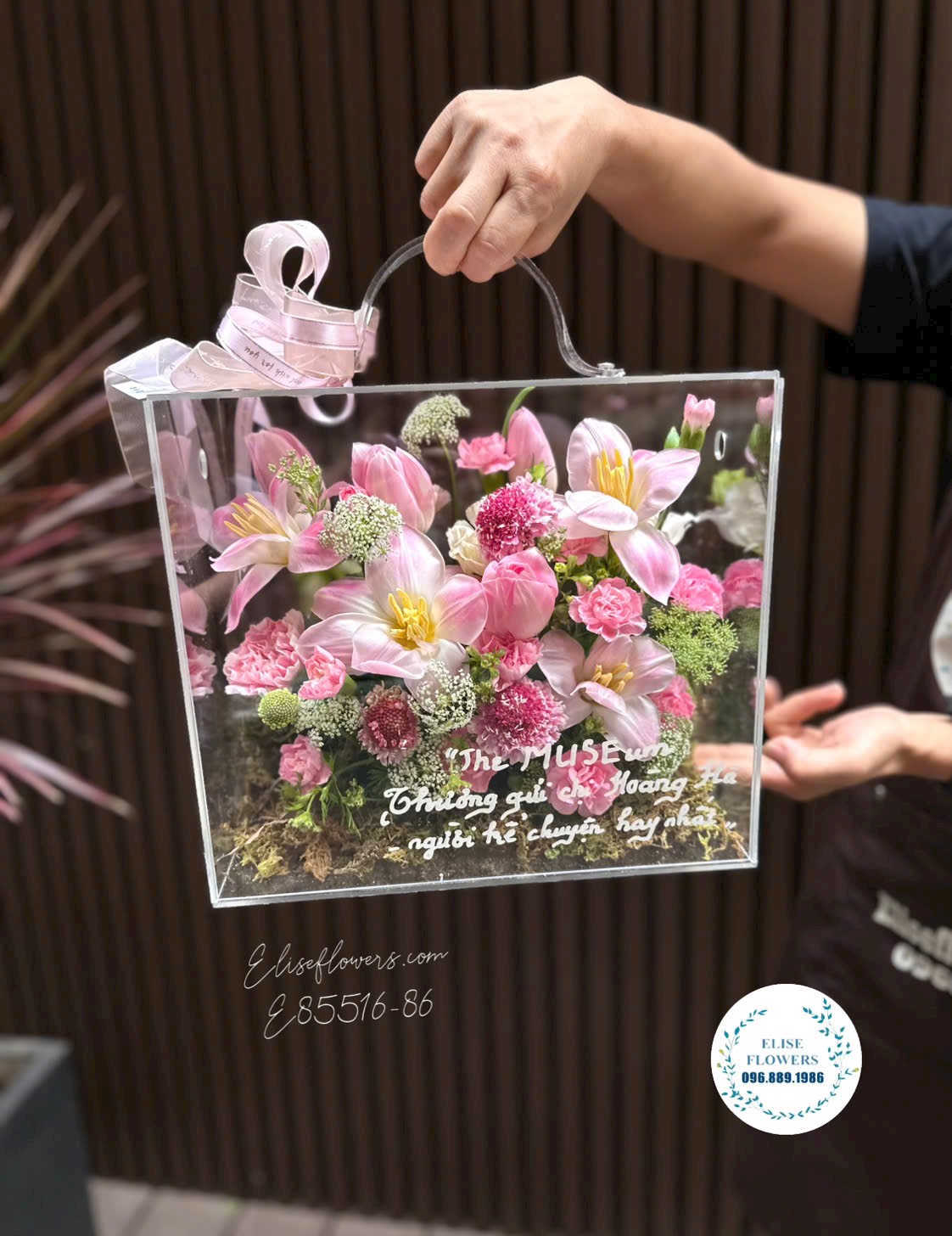 Hộp mica hoa tươi tone hồng cao cấp tại Eliseflowers Cầu Giấy