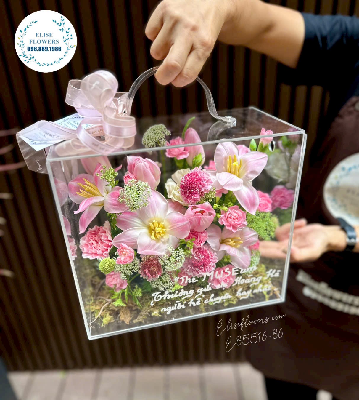 Hộp mica hoa tươi tone hồng cao cấp tại Eliseflowers Cầu Giấy