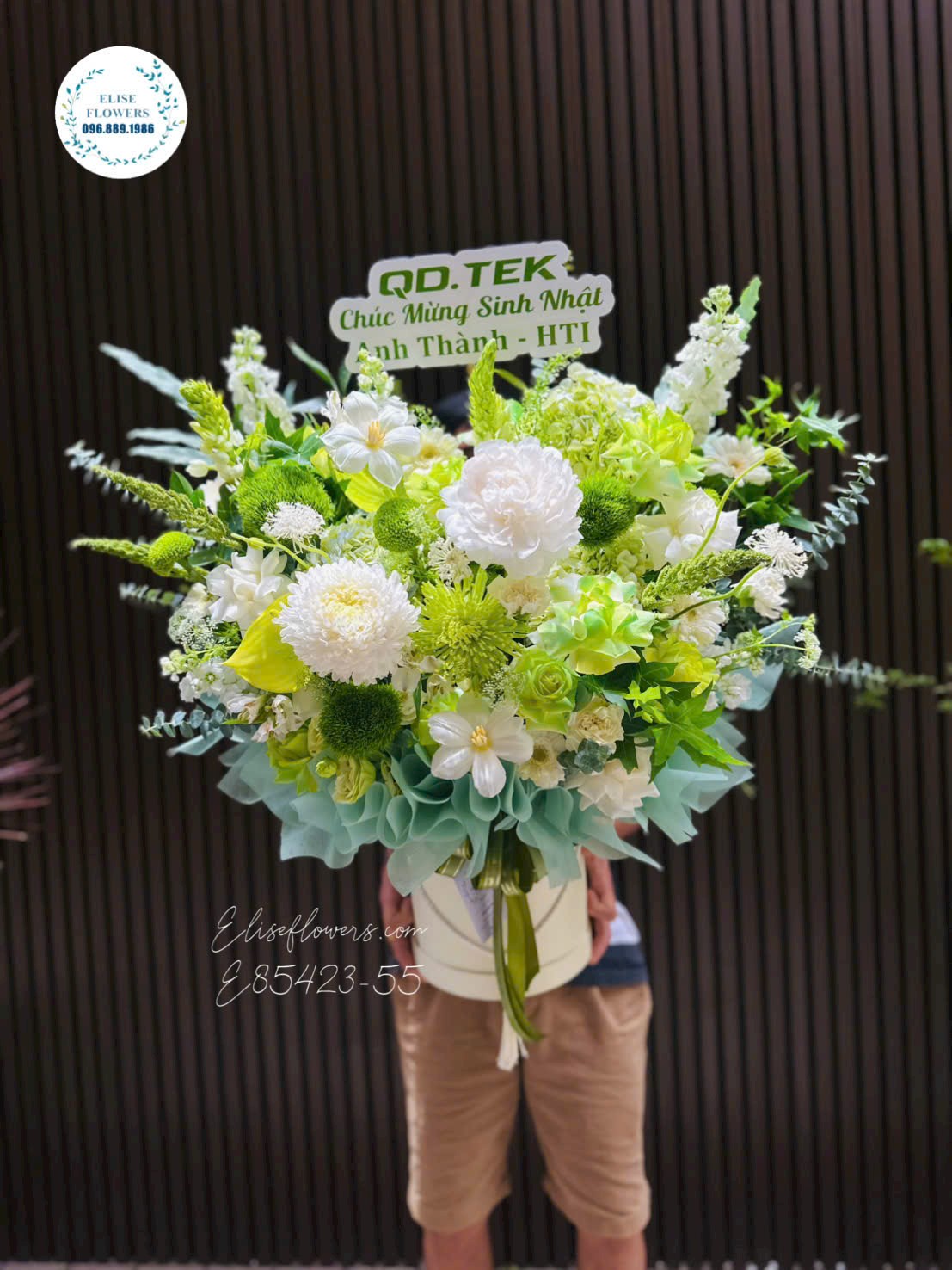 Lẵng hoa nhập khẩu tone xanh-trắng cao cấp tại Eliseflowers.