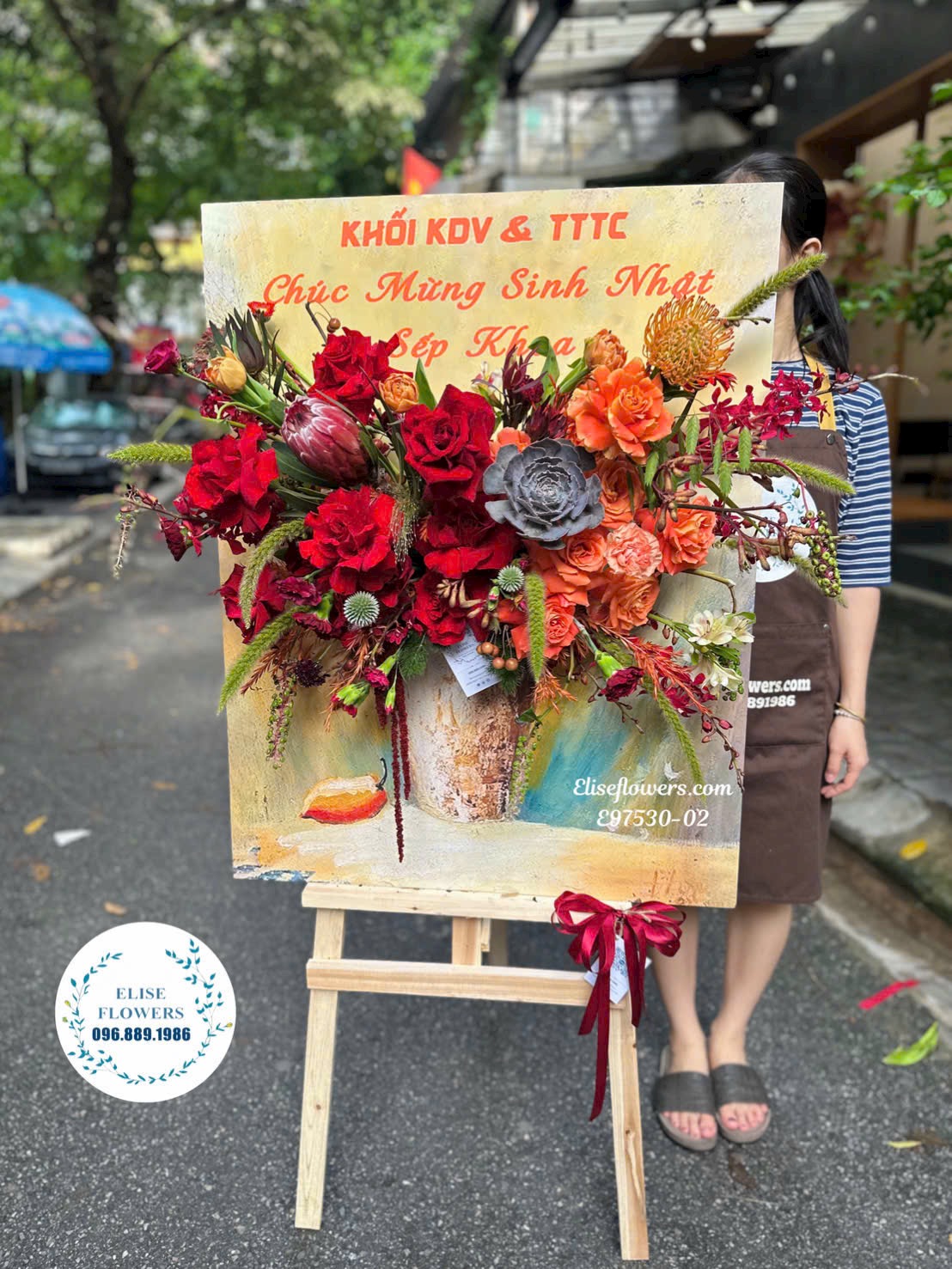 Kệ Hoa Tươi Tone Đỏ Rực Rỡ Tặng Sinh Nhật Sếp Tại Eliseflowers