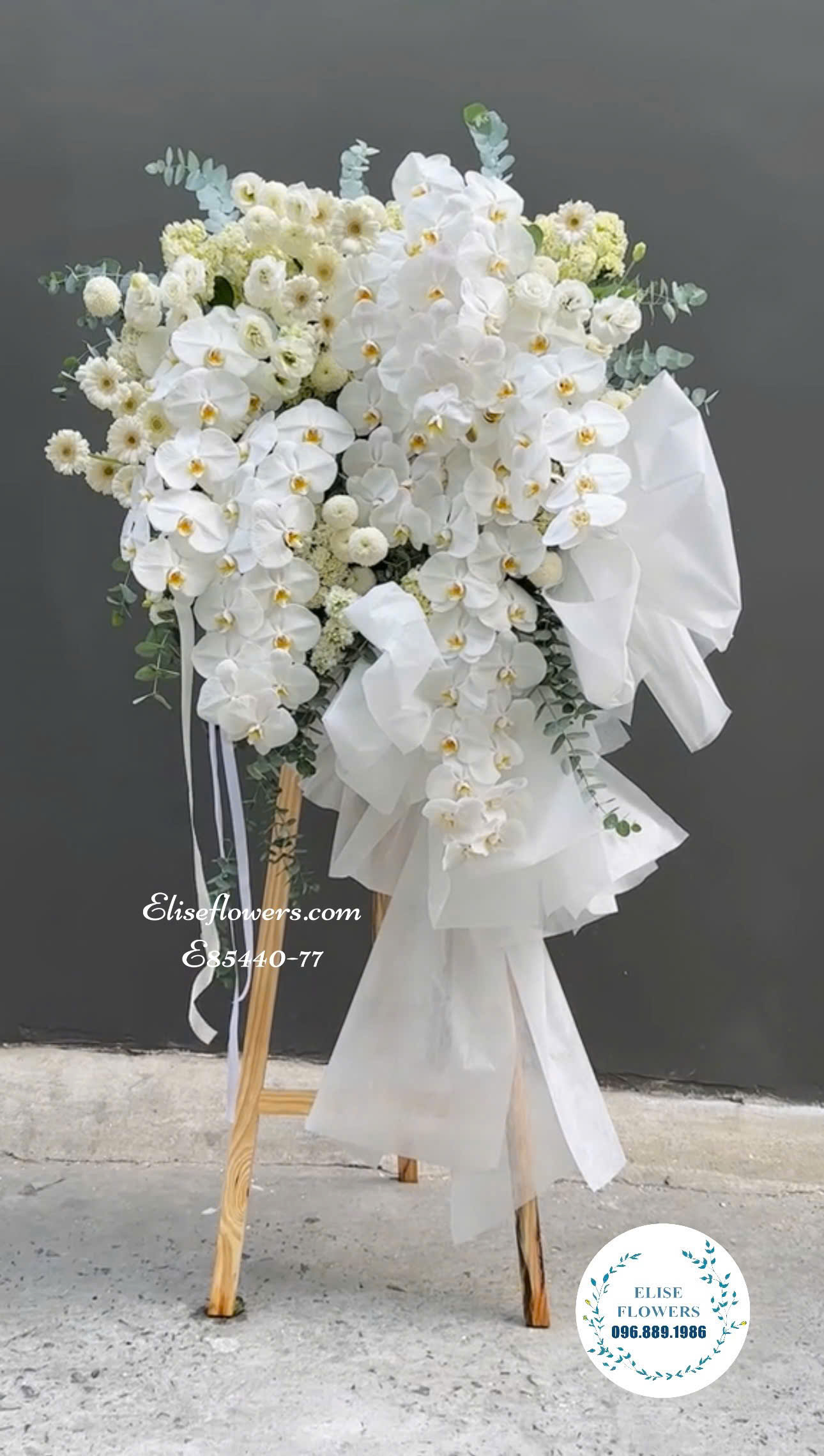 Kệ hoa lan hồ điệp cao cấp chia buồn tại Eliseflowers.