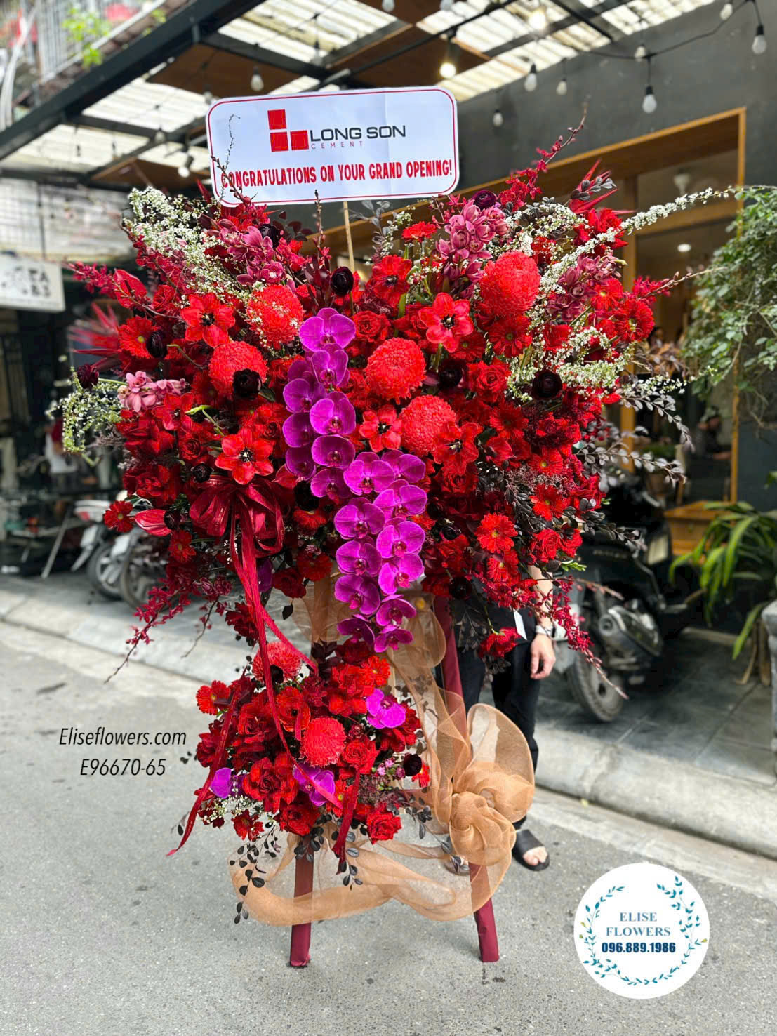 Kệ Hoa Chúc Mừng Tại Hà Nội – Tone Đỏ Phối Lan Hồ Điệp Cao Cấp