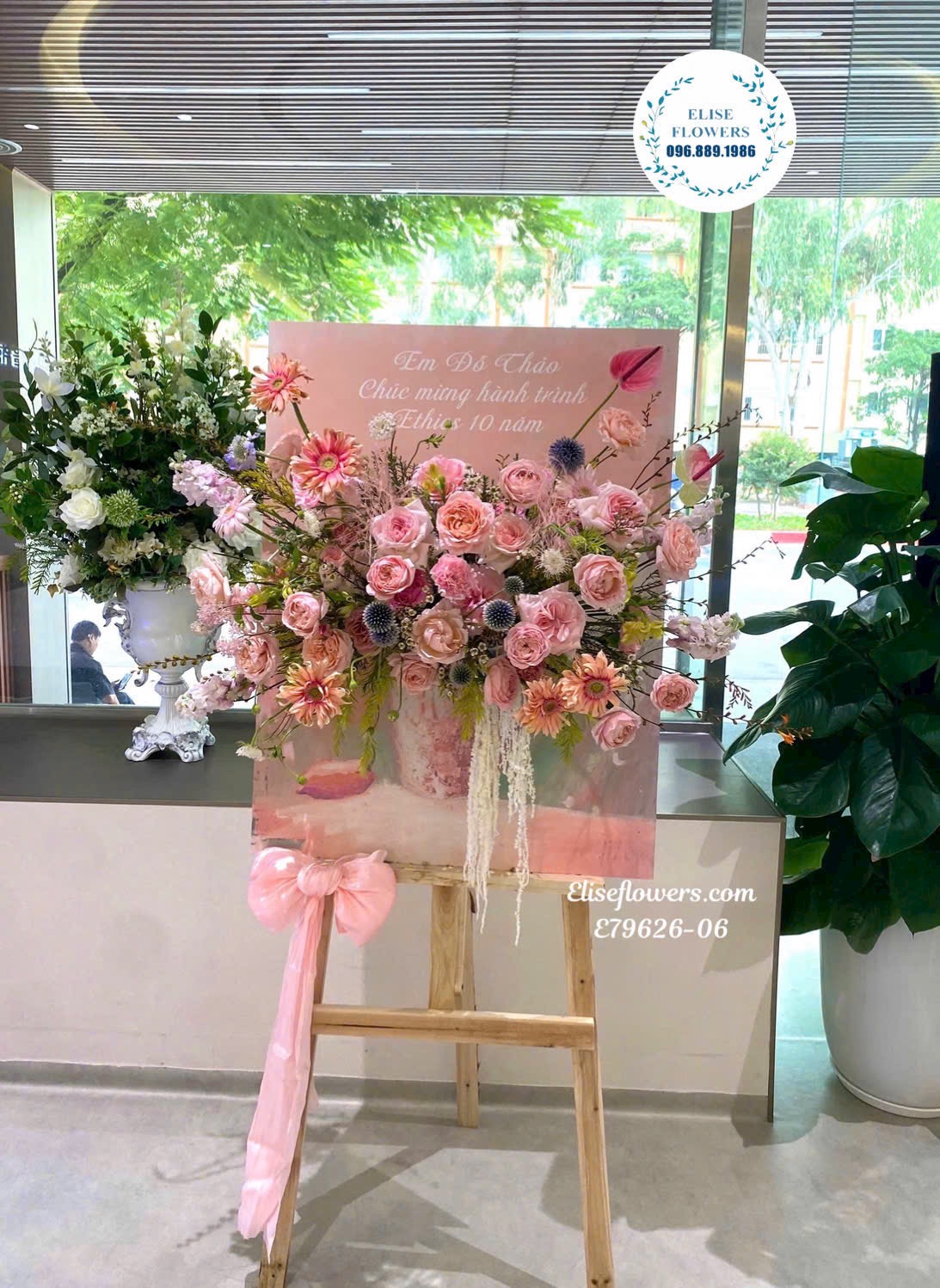 Kệ Khung Tranh Tone Hồng Mừng Kỉ Niệm Thành Lập Tại Hà Nội| Eliseflowers- Dịch Vụ Cung Cấp Hoa Tươi, Lan Hồ Điệp Cao Cấp Tại Hà Nội