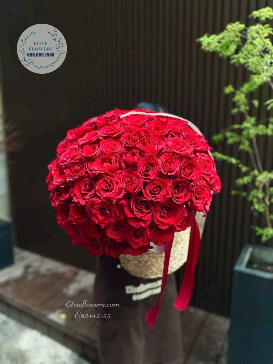 Giỏ hoa hồng Ecuador đỏ cao cấp tặng vợ kỷ niệm ngày cưới tại Elise Flowers