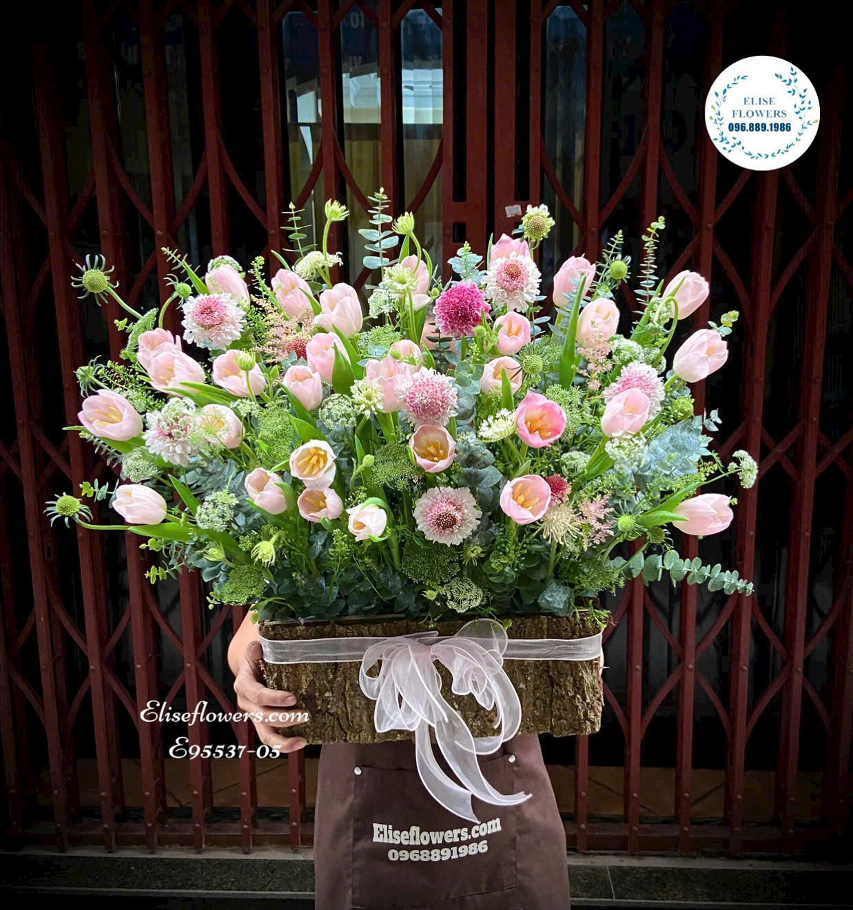 Lẵng hoa tulip hồng cao cấp tặng Sếp tại cửa hàng Eliseflowers Cầu Giấy