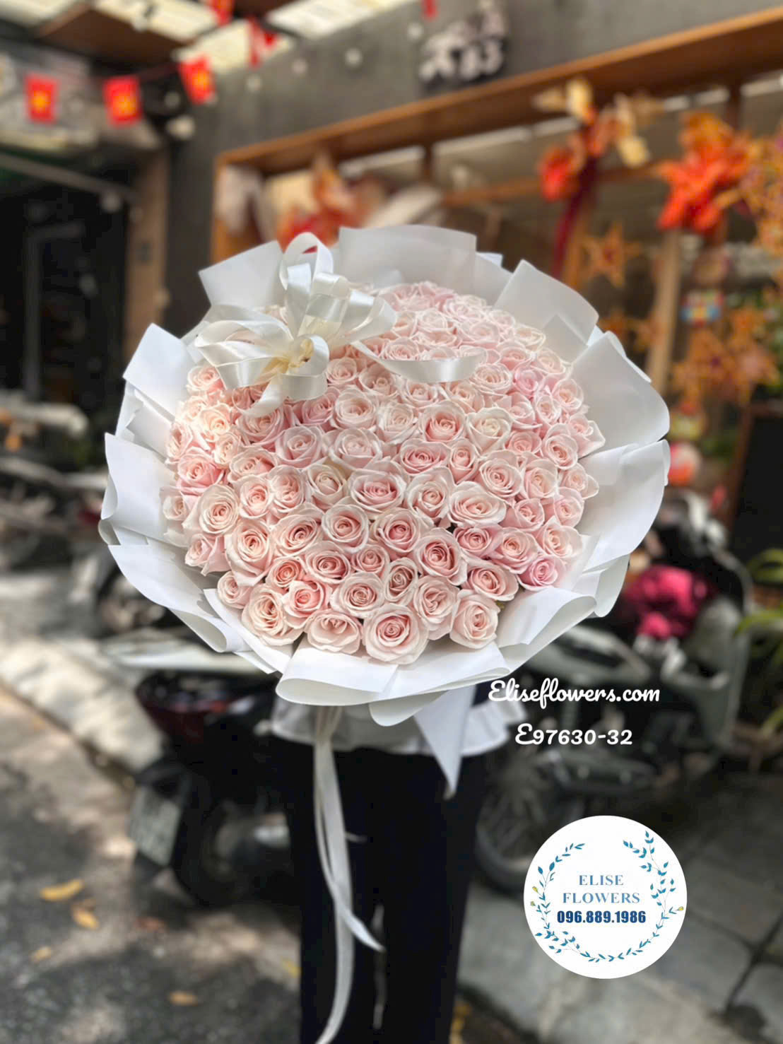 Hoa Tươi Hà Nội. Bó Hoa Hồng 100 Bông Lãng Mạn, Hoàn Hảo Để Tặng Người Yêu Dịp 20-10