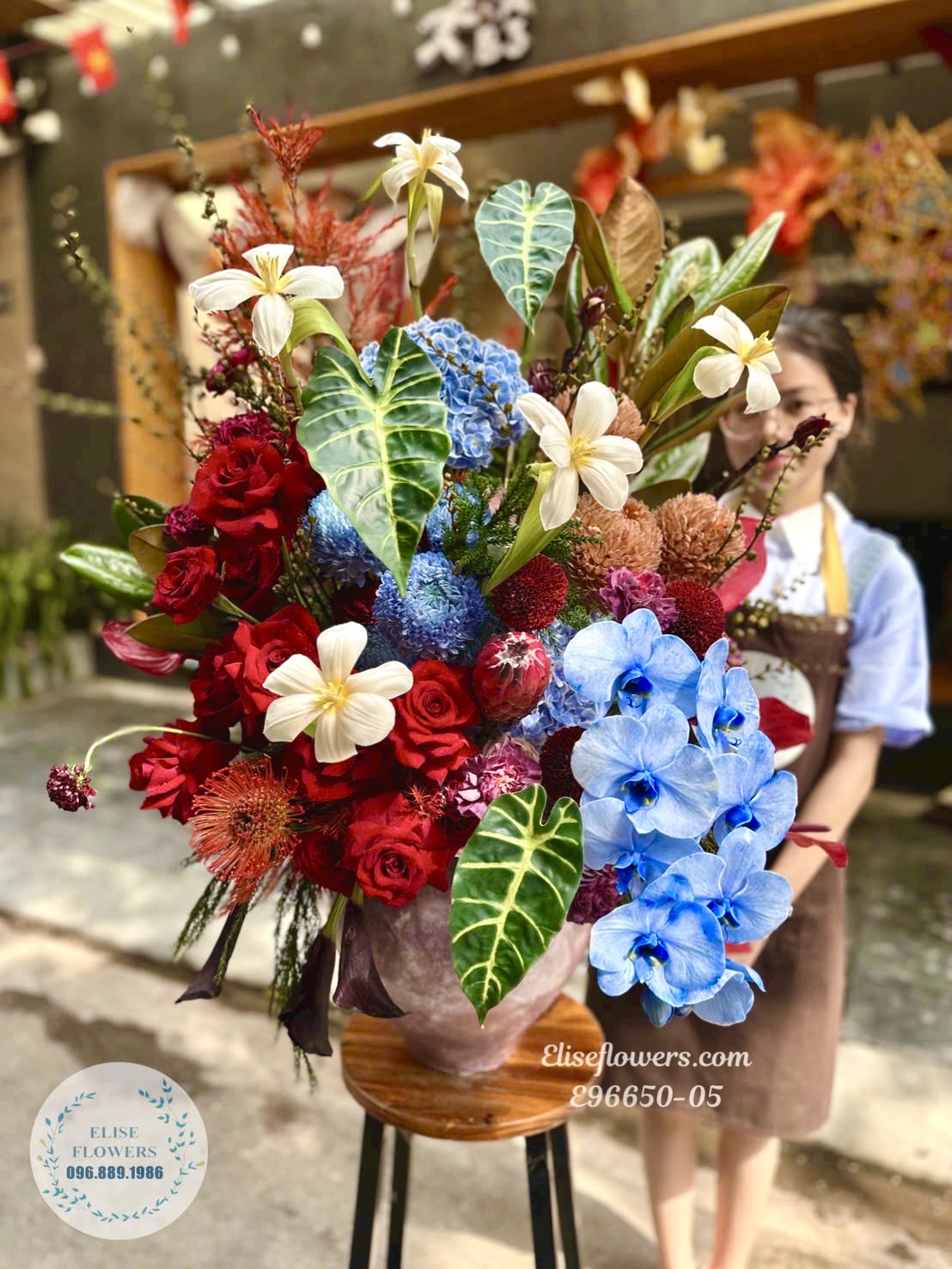 Bình Hoa Tặng Sếp Sang Trọng - Món Quà Sang Trọng, Xứng Tầm Đẳng Cấp| Eliseflowers- Dịch Vụ Điện Hoa, Lan Hồ Điệp Cao Cấp Tại Hà Nội