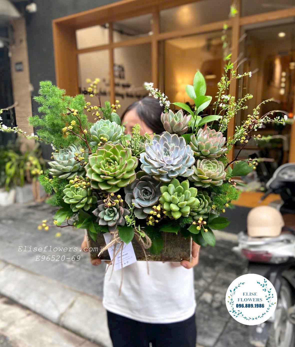Lẵng Hoa Sen Đá Cao Cấp Tặng Bố Tại Eliseflowers.