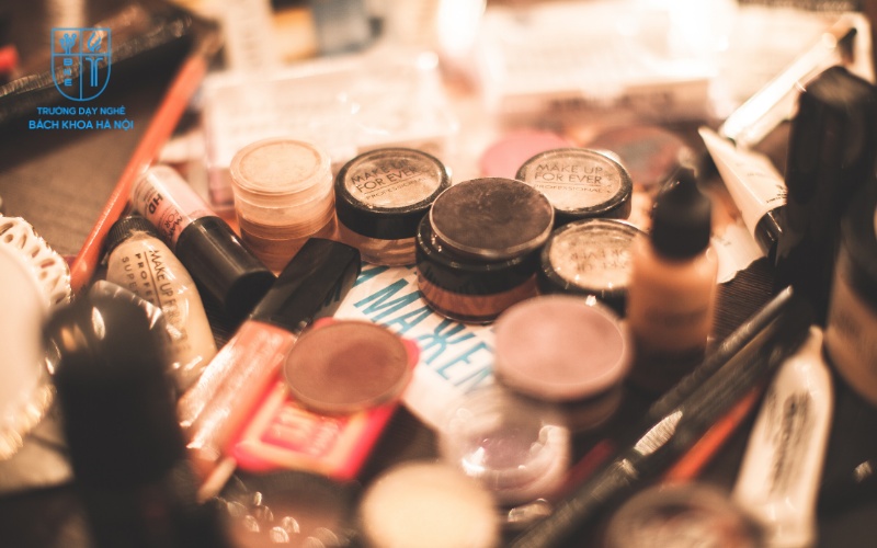 Một trong những ngành nghề tiềm năng để học nghề 2025 là nghề make up trang điểm