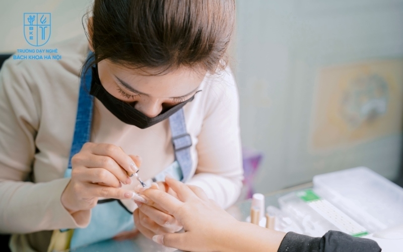 Làm quen với dụng cụ và kỹ thuật nail cơ bản là bước khởi đầu quan trọng cho mọi học viên